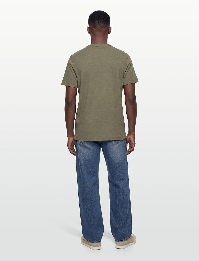Calvin Klein Jeans - SS BADGE WAFFLE TEE - kurzärmelig - deep lichen green - 4