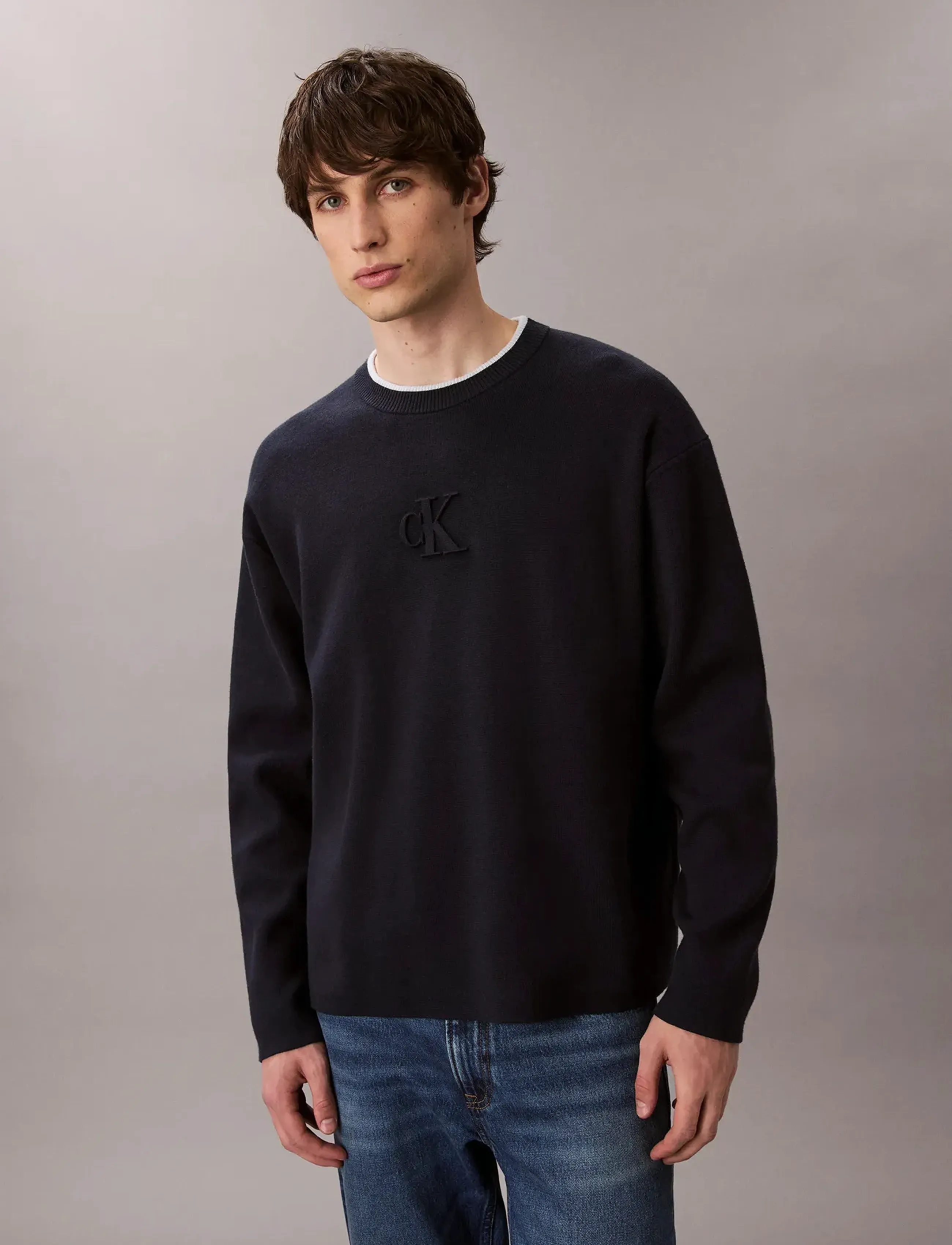 Calvin Klein Jeans - LS EMBOSSED LOGO CREWNK SWEATER - Ümmarguse kaelusega kudumid - dark sapphire - 2