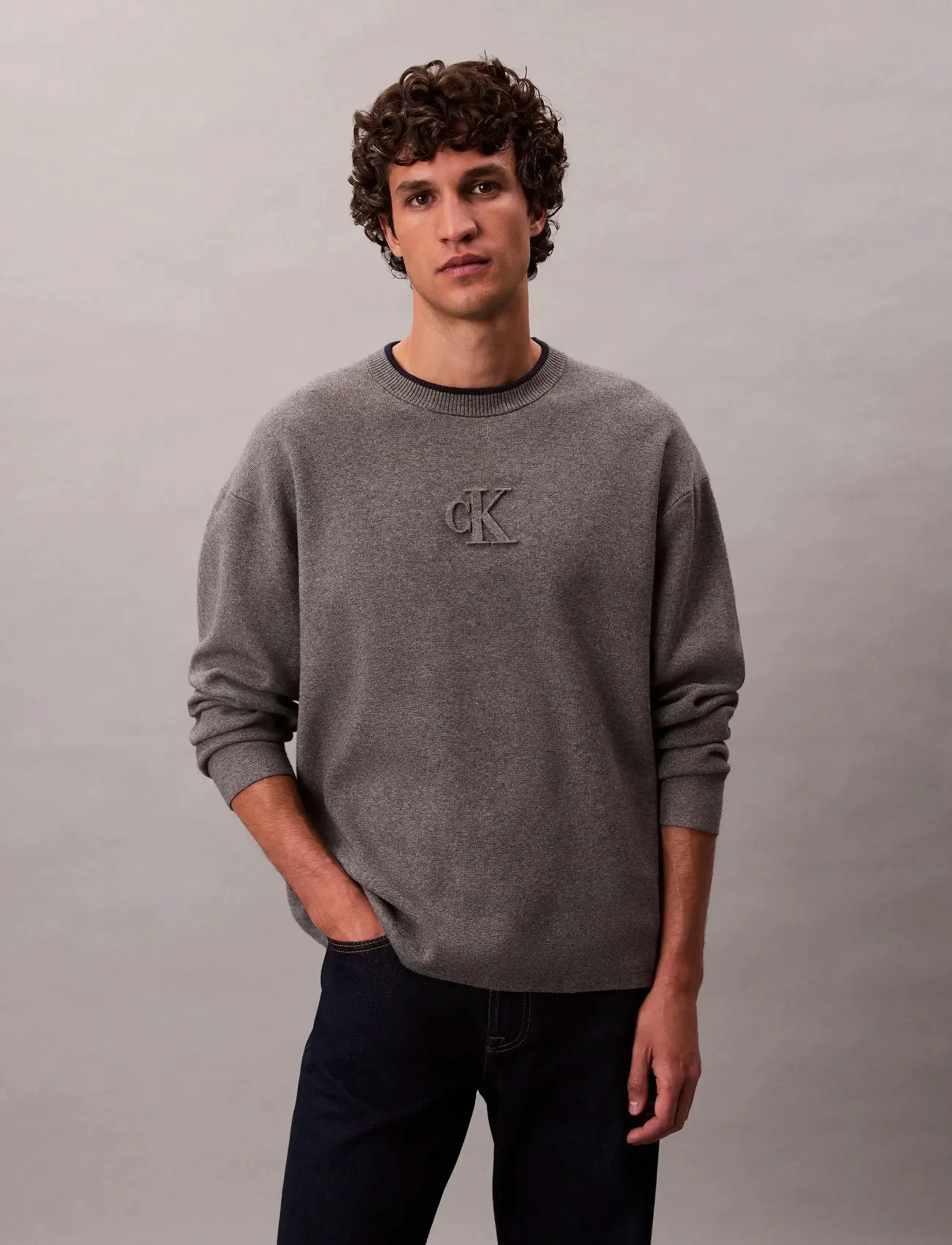 Calvin Klein Jeans LS EMBOSSED LOGO CREWNK SWEATER - Strik - MED. GREY HTR / grey