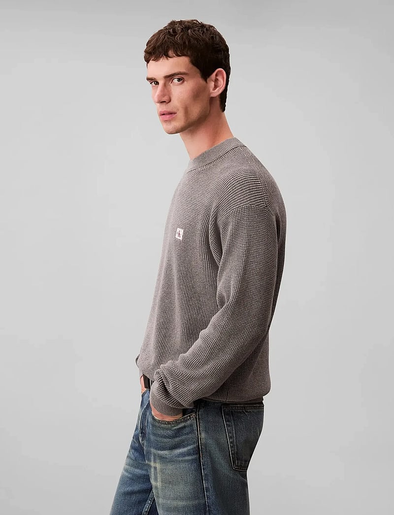 Calvin Klein Jeans - LS EZ COTTON WAFFLE CRWNK SWTR 9 - Ümmarguse kaelusega kudumid - medium grey htr - 4