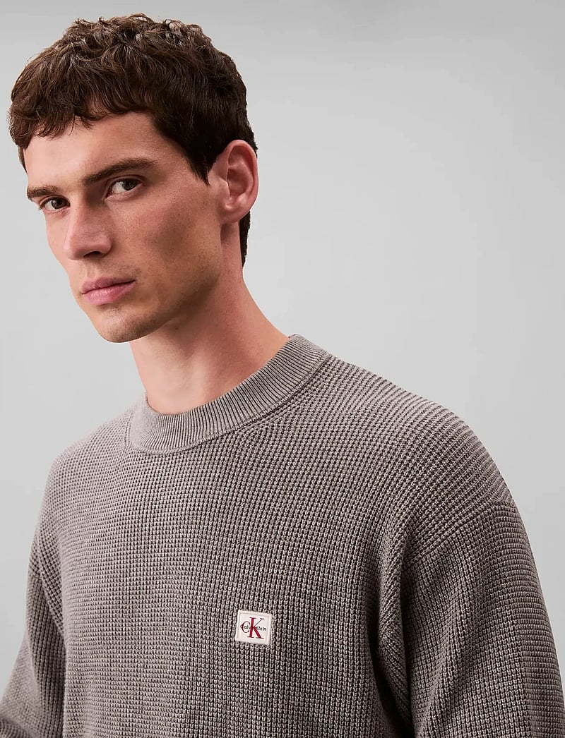 Calvin Klein Jeans - LS EZ COTTON WAFFLE CRWNK SWTR 9 - Ümmarguse kaelusega kudumid - medium grey htr - 5