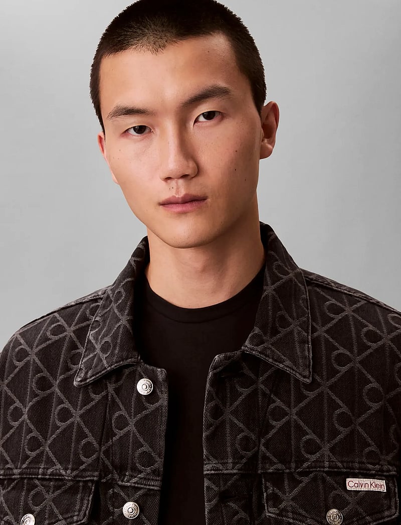 Calvin Klein Jeans - 90S BLACK EMBLEM JACQUARD TRUCKE - ungefütterte denimjacken - black emblem - 5