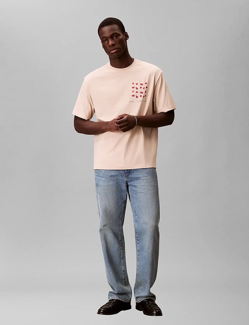 Calvin Klein Jeans - SS 16S CALVIN SOMEWHERE GRAPHIC - kortärmade t-shirts - tuscan beige - 0