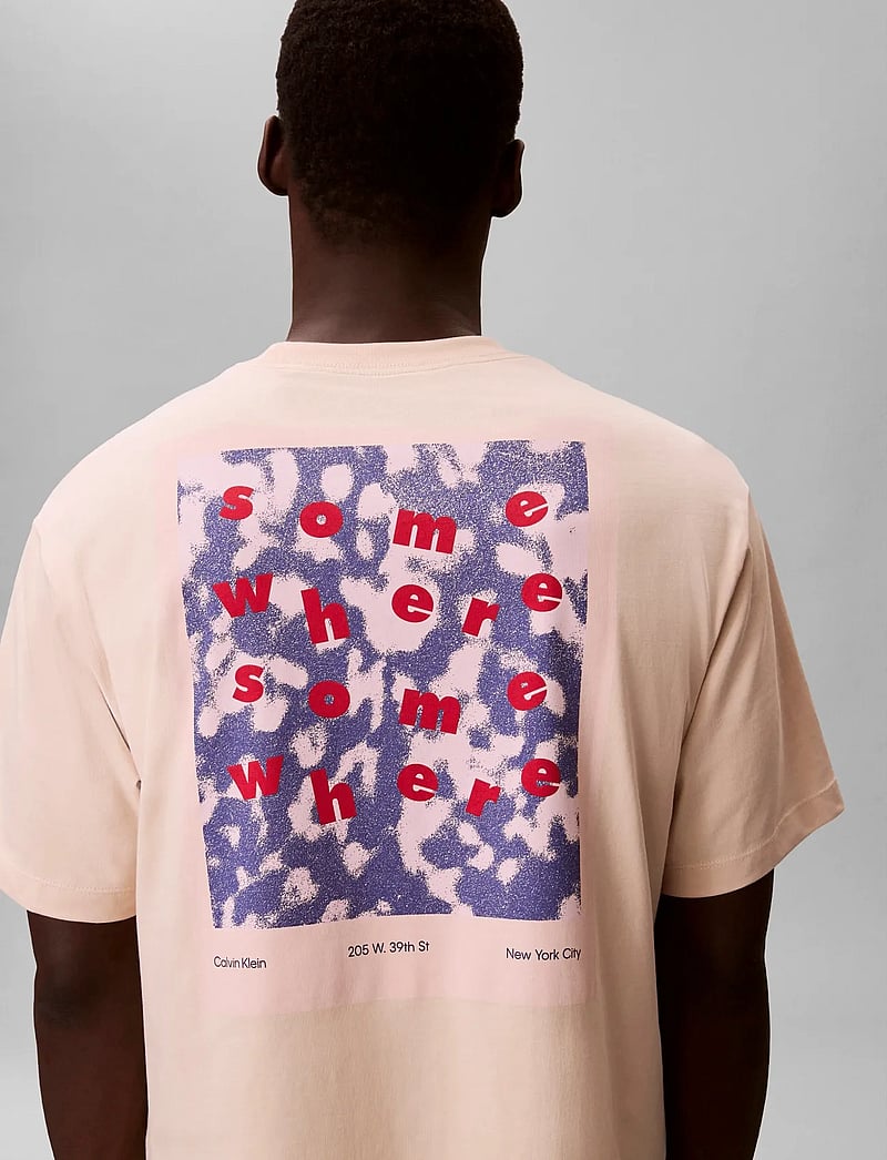 Calvin Klein Jeans - SS 16S CALVIN SOMEWHERE GRAPHIC - kortärmade t-shirts - tuscan beige - 2