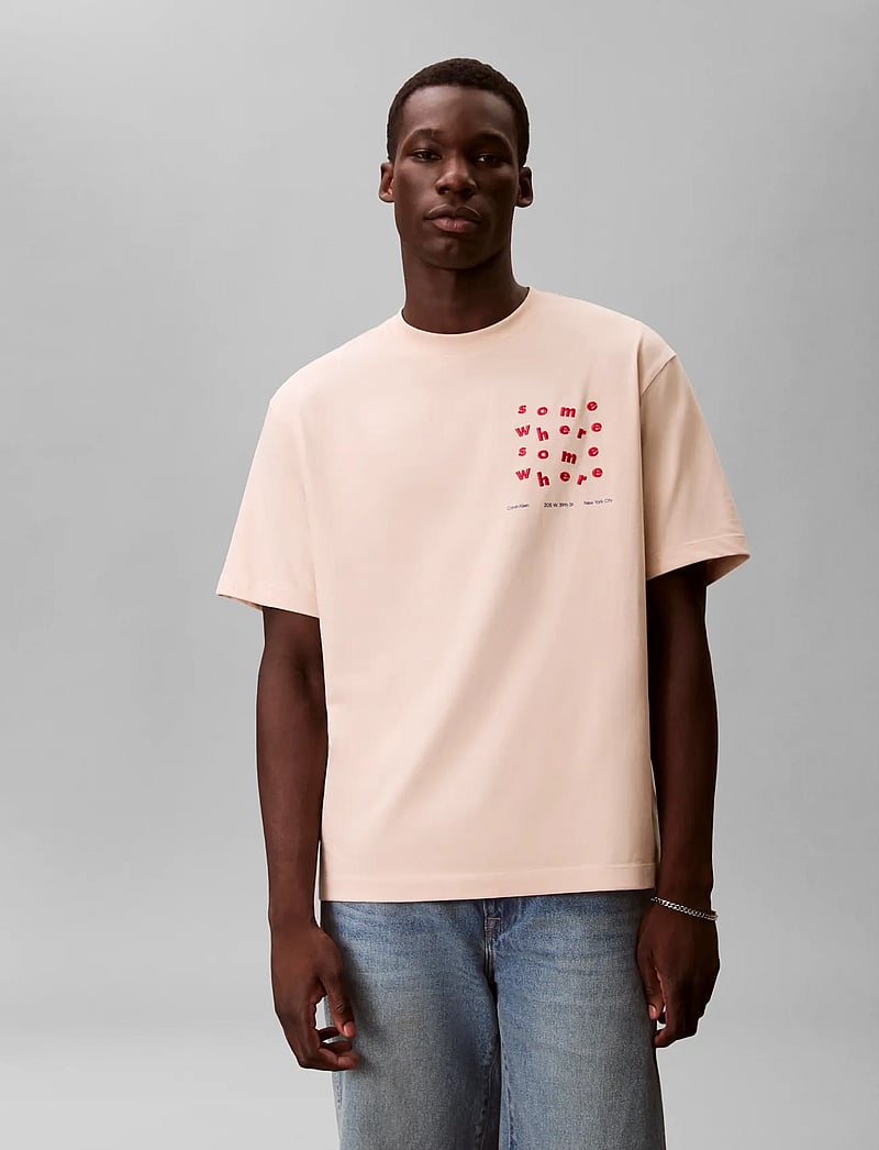 Calvin Klein Jeans - SS 16S CALVIN SOMEWHERE GRAPHIC - kortärmade t-shirts - tuscan beige - 3