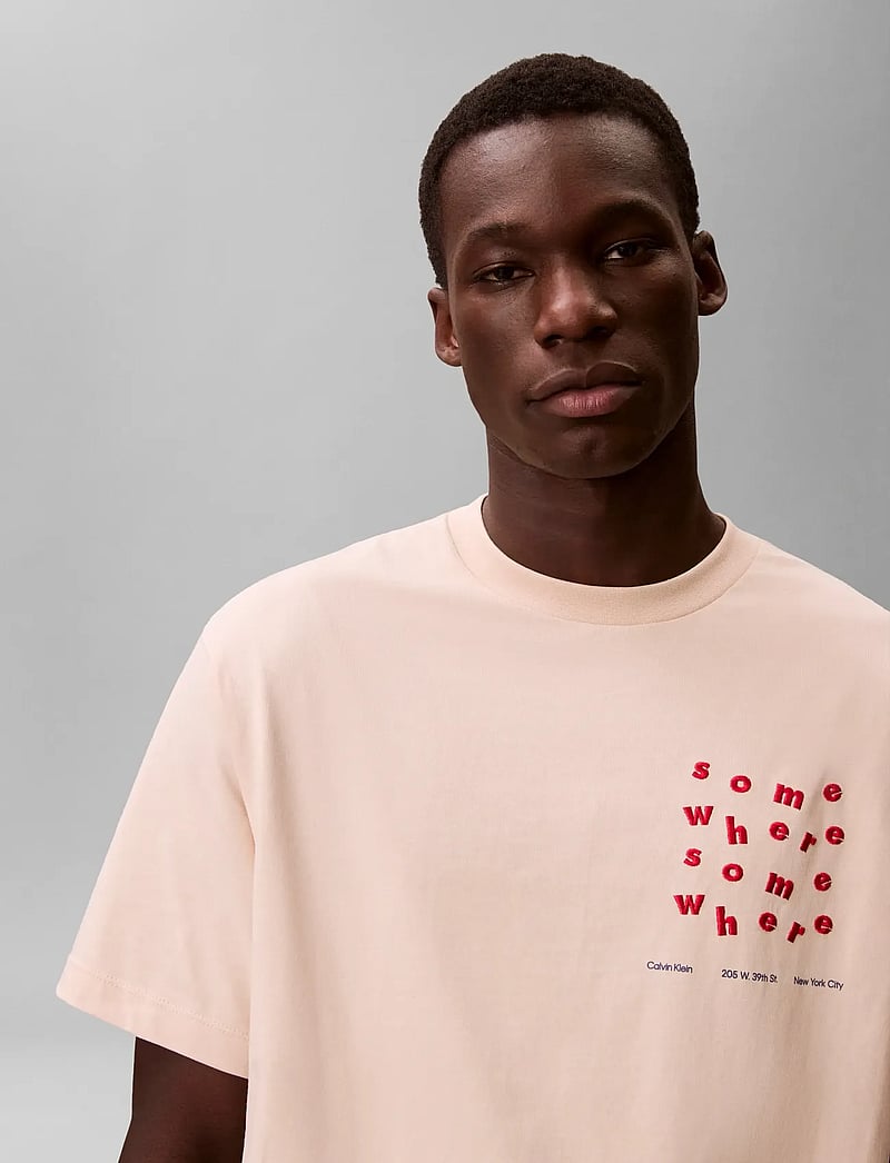 Calvin Klein Jeans - SS 16S CALVIN SOMEWHERE GRAPHIC - kortärmade t-shirts - tuscan beige - 4