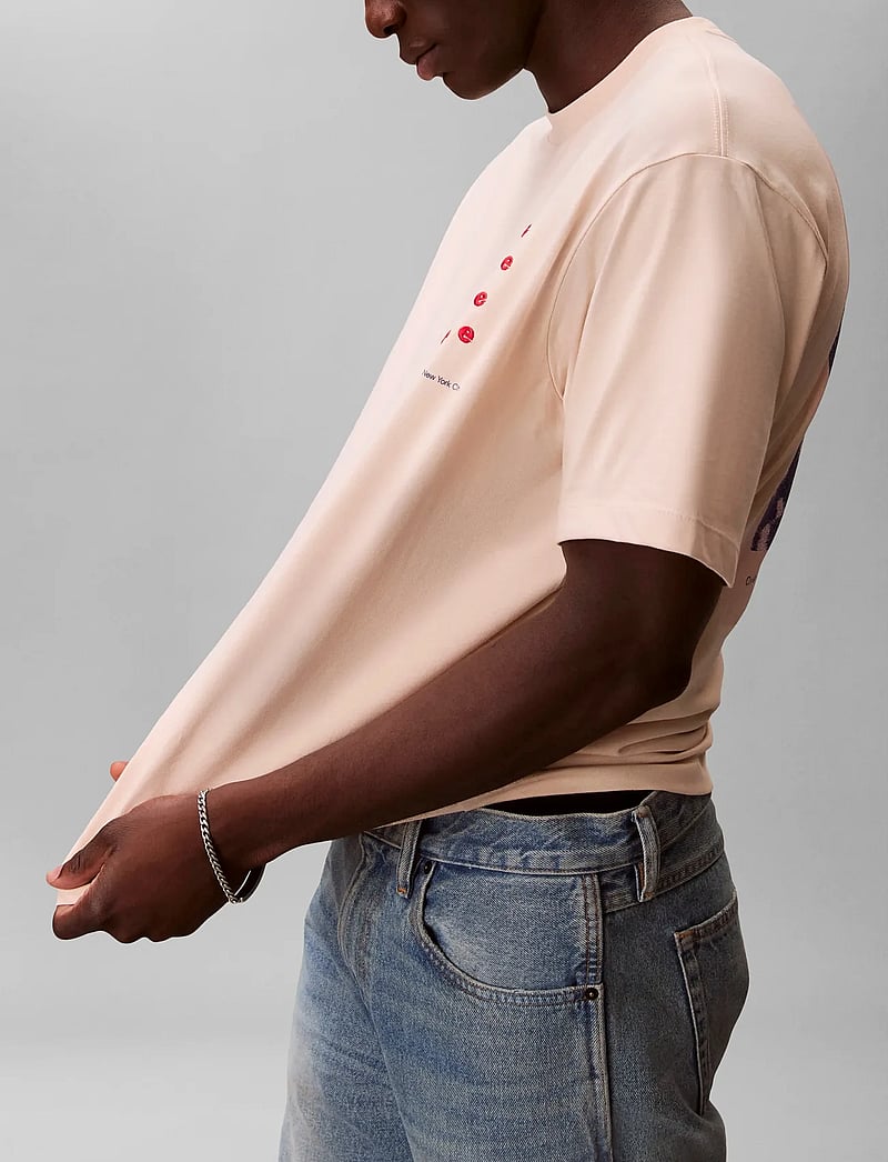 Calvin Klein Jeans - SS 16S CALVIN SOMEWHERE GRAPHIC - kortärmade t-shirts - tuscan beige - 5