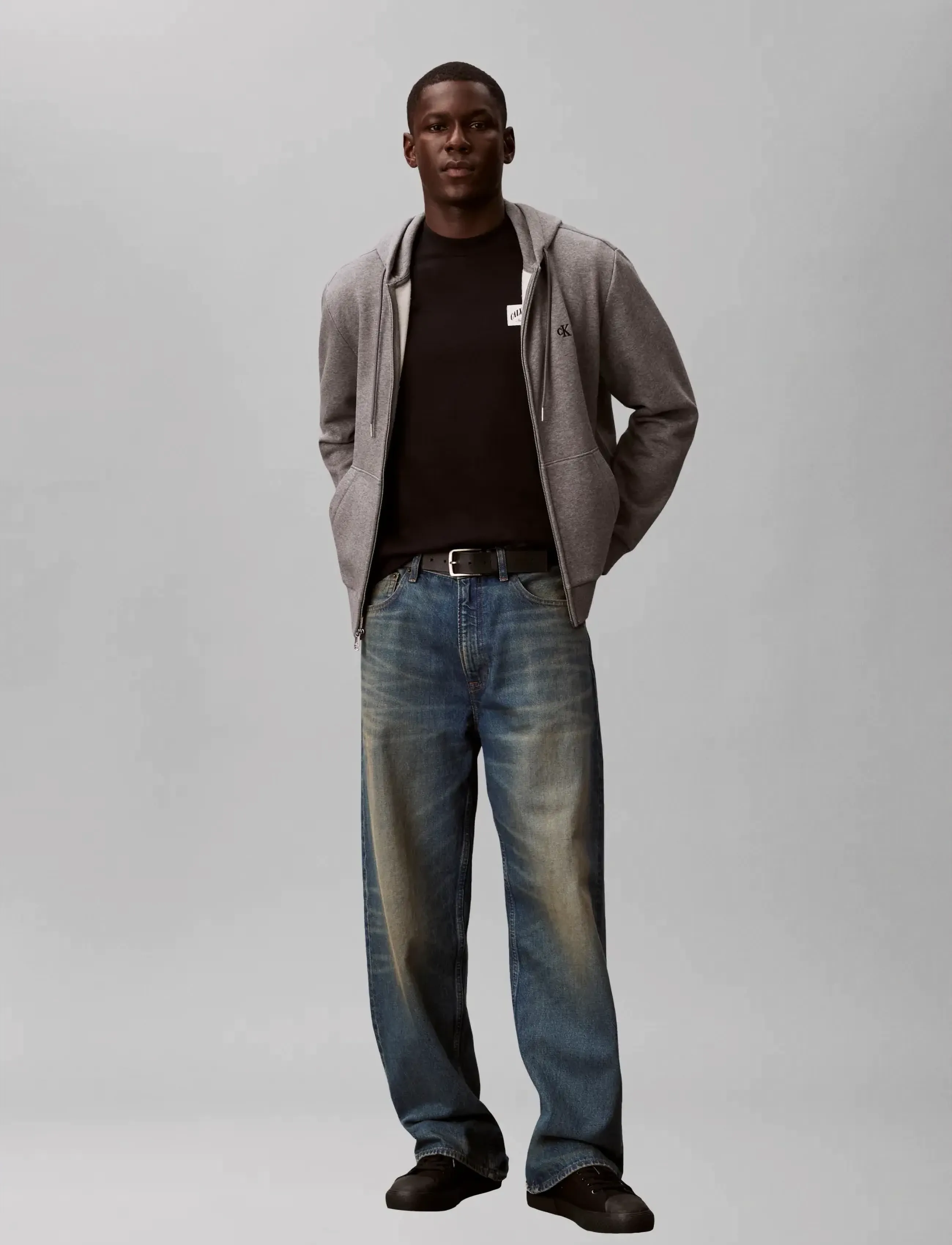 Calvin Klein Jeans SS 20S EASY COLLEGIATE BADGE TEE - Kläder - BLACK / black