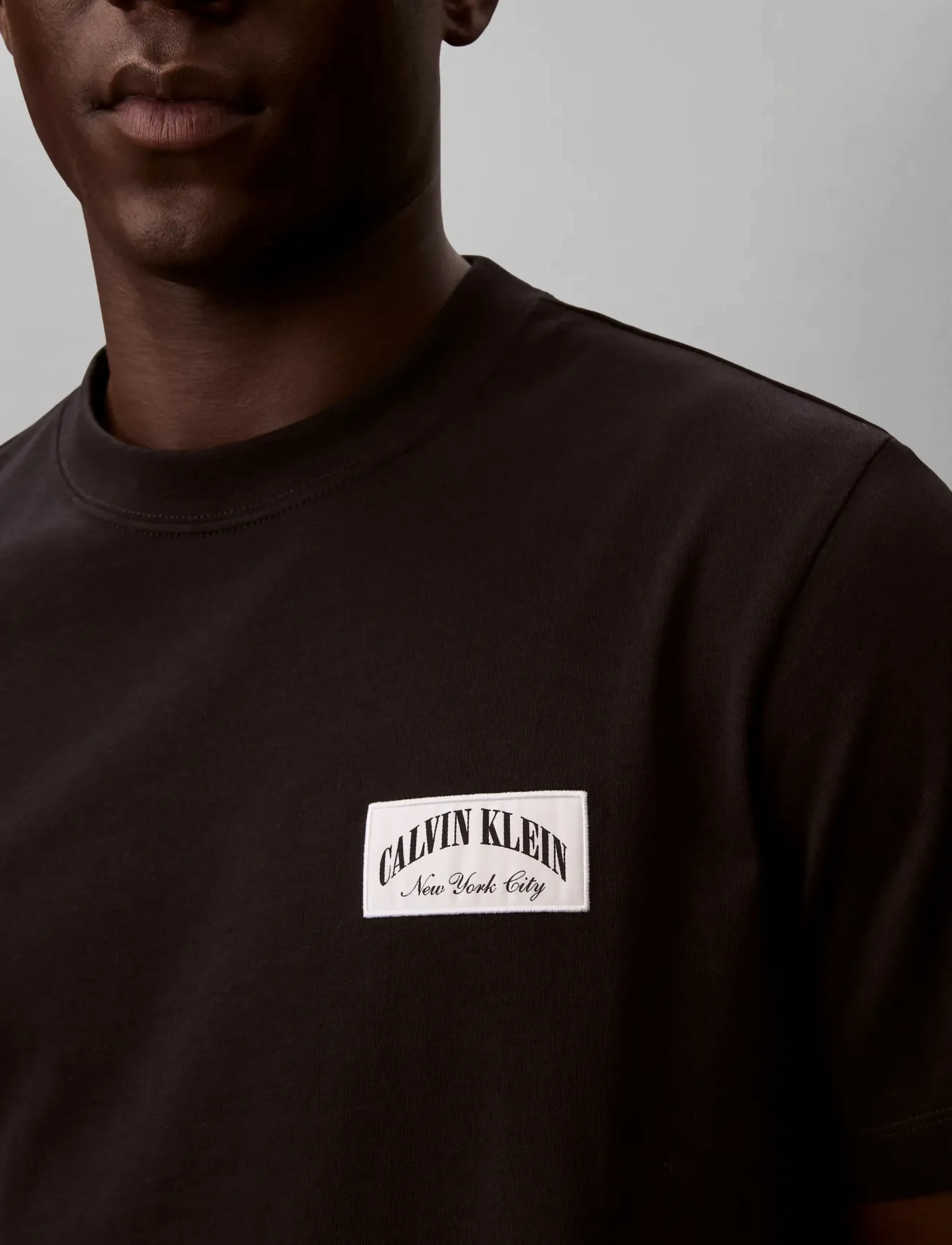 Calvin Klein Jeans - SS 20S EASY COLLEGIATE BADGE TEE - kurzärmelig - black - 4
