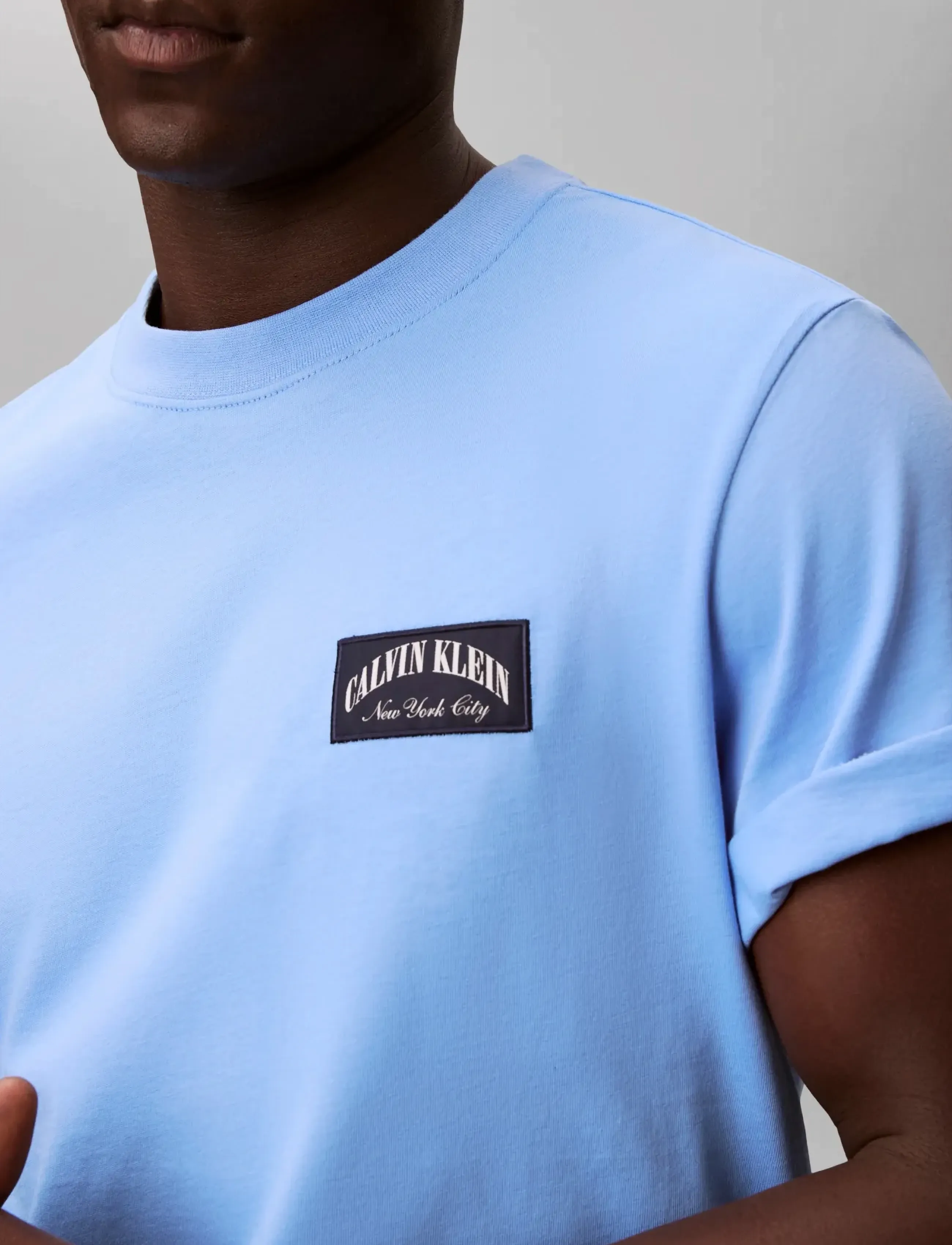 Calvin Klein Jeans - SS 20S EASY COLLEGIATE BADGE TEE - t-shirts à manches courtes - blue descent - 4