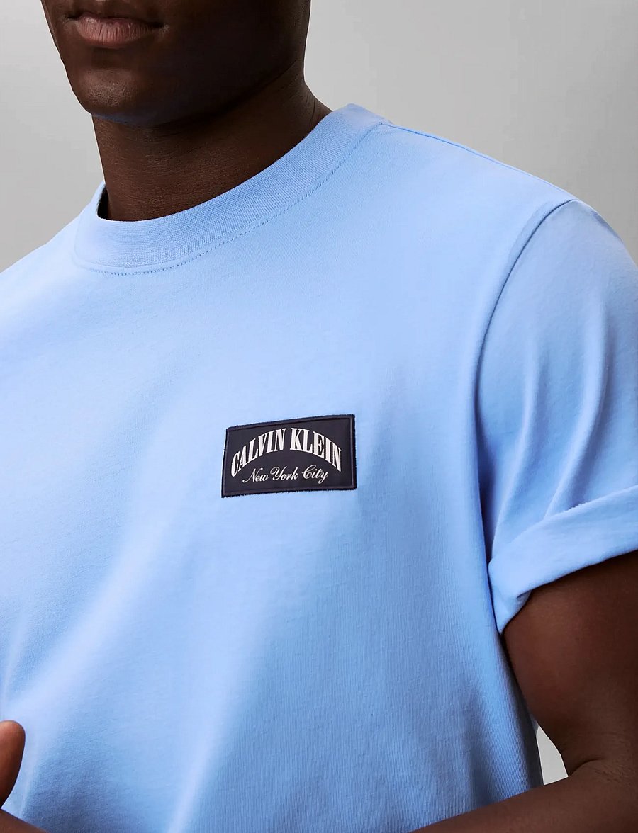 Calvin Klein Jeans - SS 20S EASY COLLEGIATE BADGE TEE - kurzärmelige t-shirts - blue descent - 4