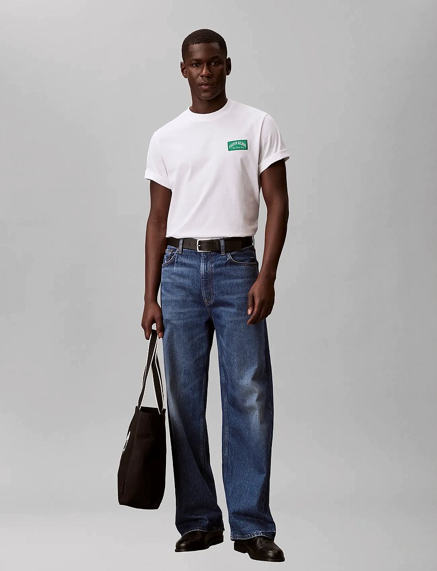 Calvin Klein Jeans - SS 20S EASY COLLEGIATE BADGE TEE - short-sleeved t-shirts - bright white - 0