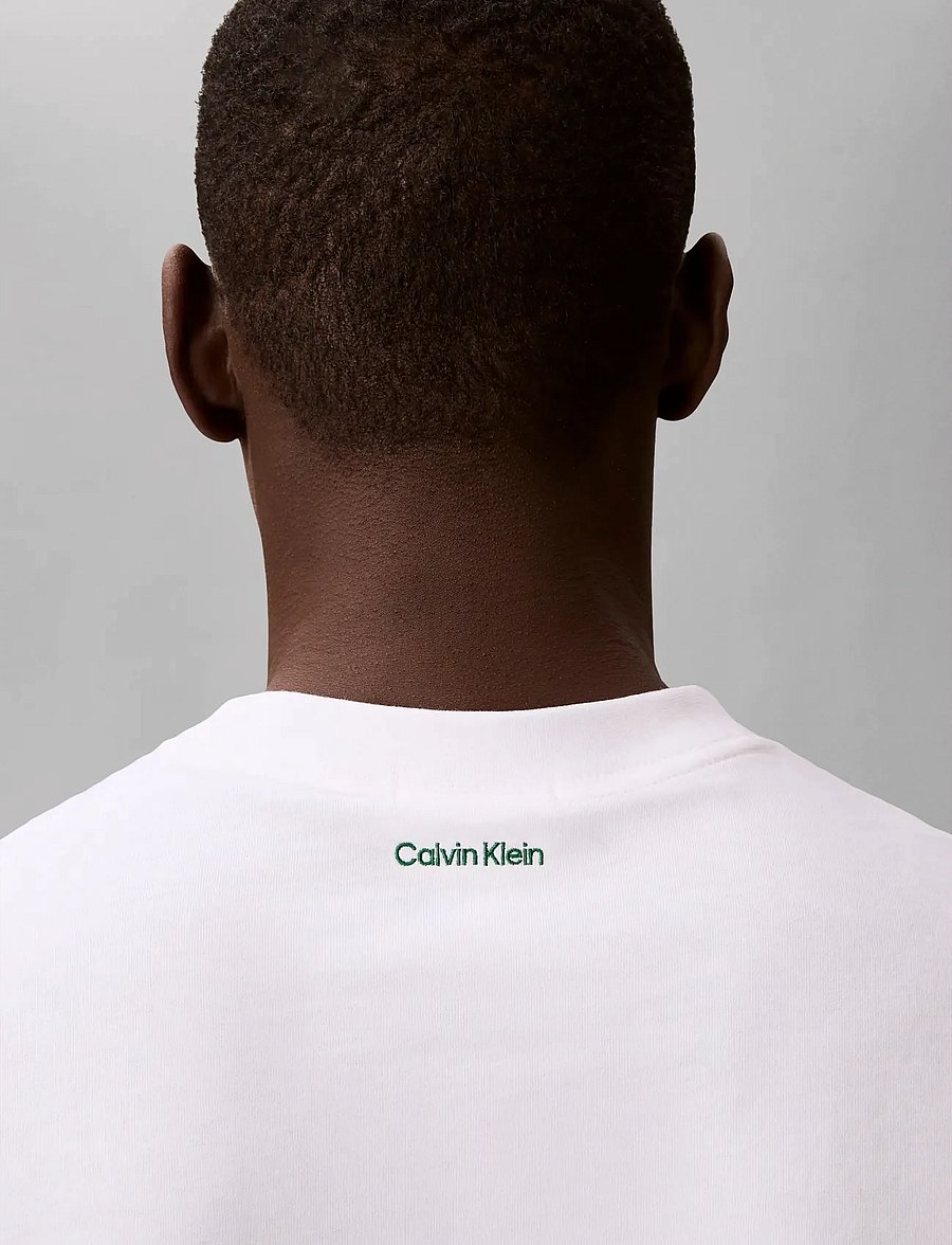 Calvin Klein Jeans - SS 20S EASY COLLEGIATE BADGE TEE - short-sleeved t-shirts - bright white - 4
