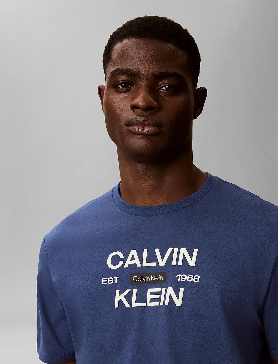 Calvin Klein Jeans - SS 30s EU CALVINKLEIN STACK GRAP - kurzärmelige t-shirts - dark denim - 3