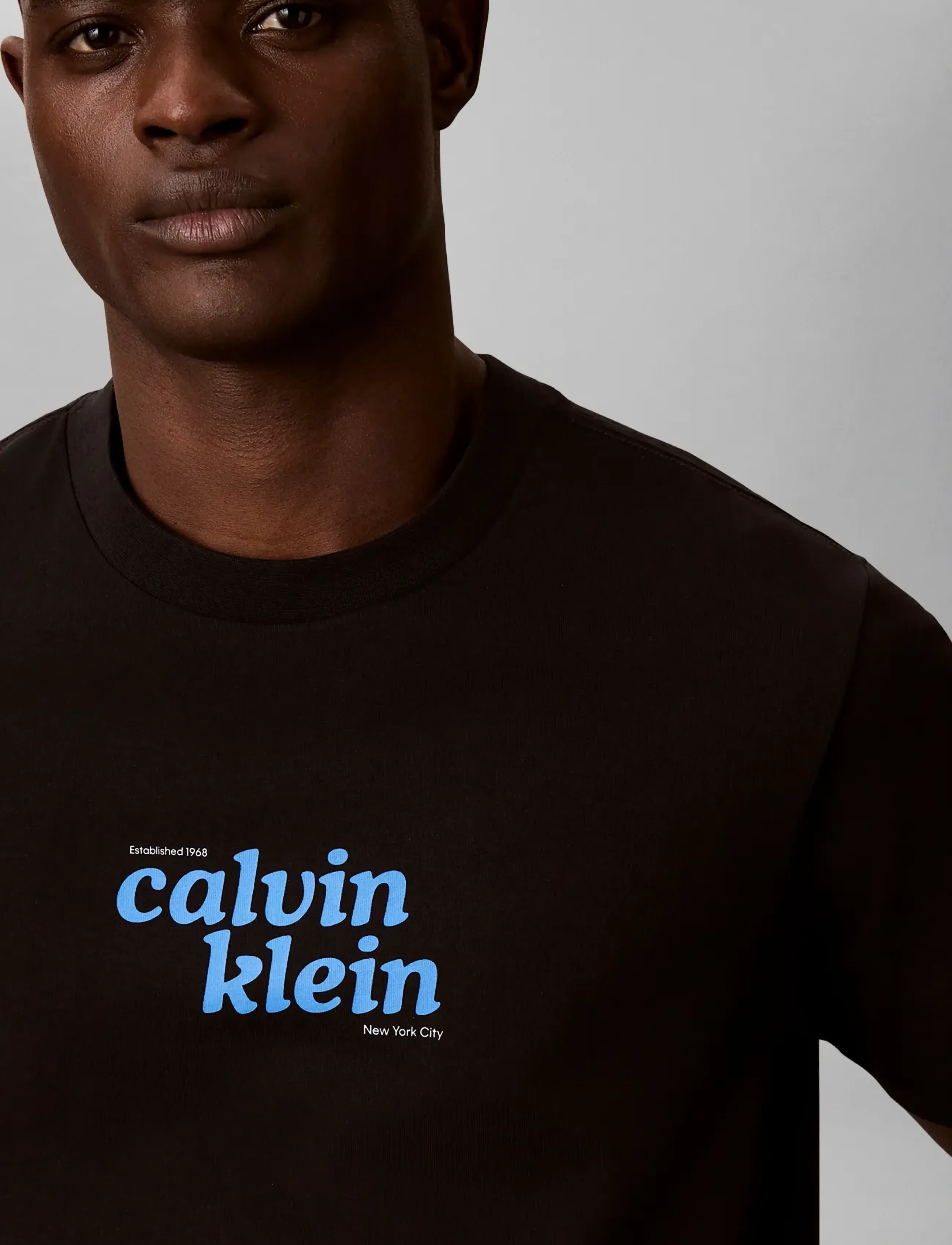 Calvin Klein Jeans - SS 20S CALVINKLEIN TRVL FONT GRA - kortærmede t-shirts - black - 4