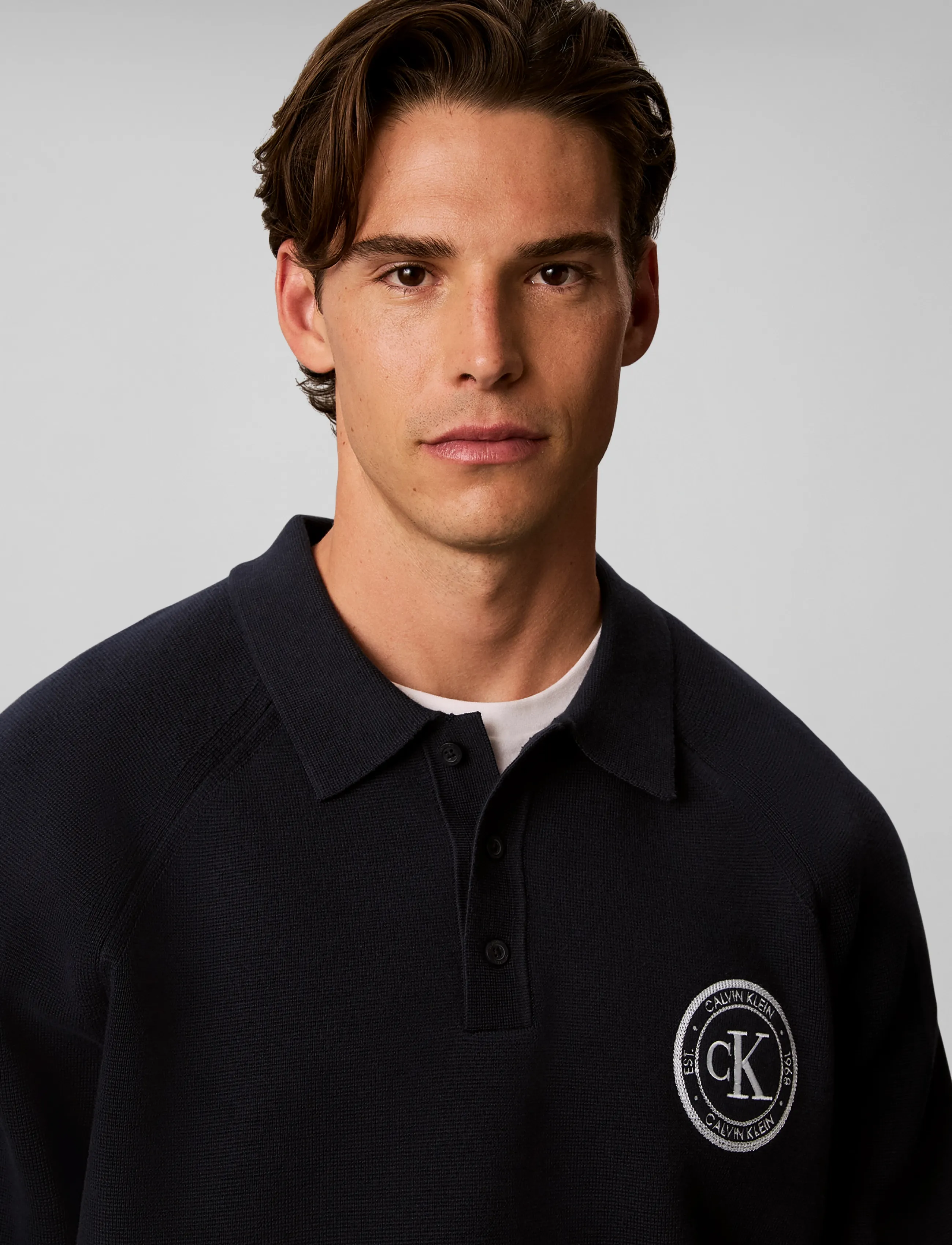 Calvin Klein Jeans - LS EZ VARSITY LOGO POLO 12GG - långärmade stickade pikétröjor - dark sapphire - 4