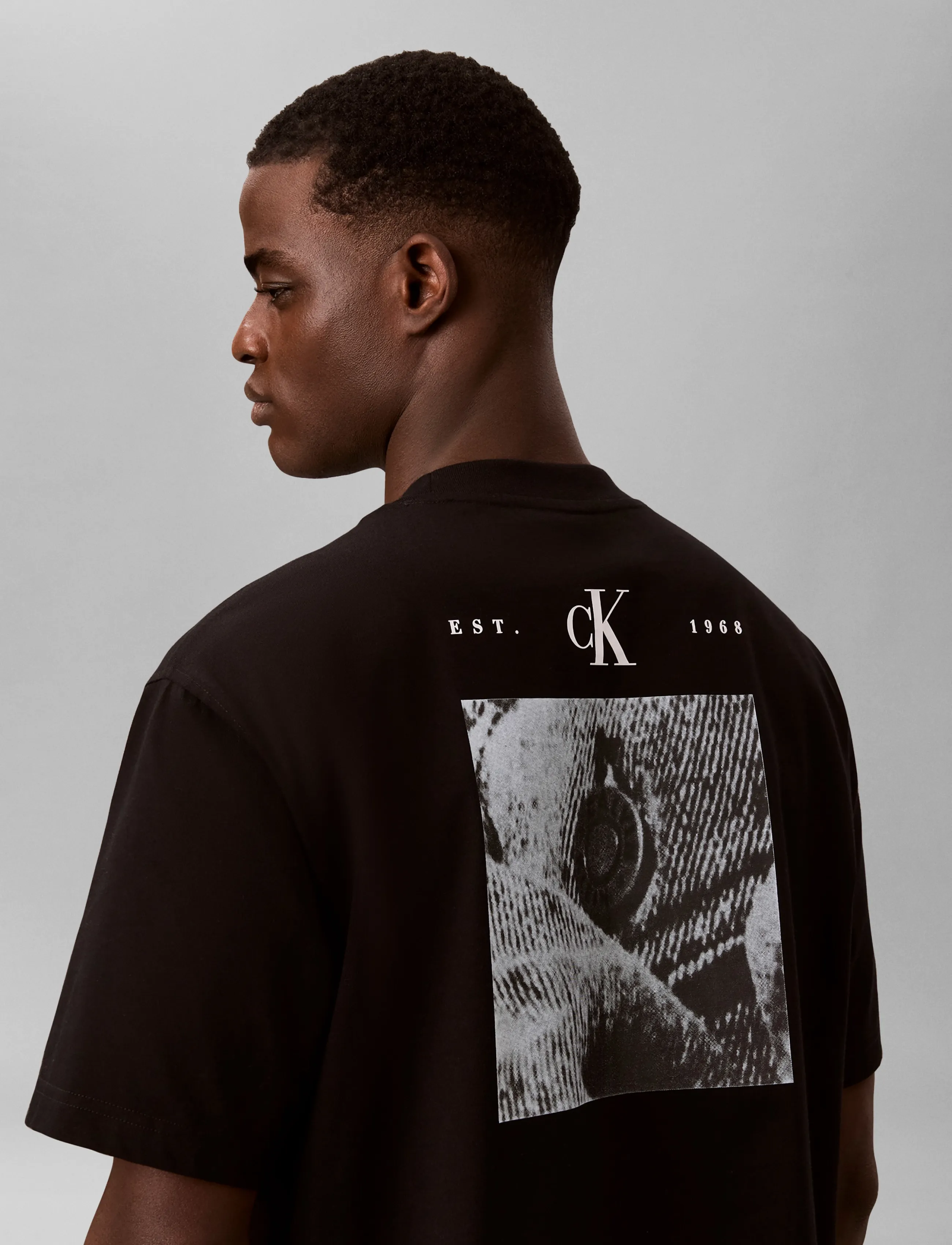 Calvin Klein Jeans - SS RXLD 16S JEANS IMAGE BACK GRA - kurzärmelige t-shirts - black - 5
