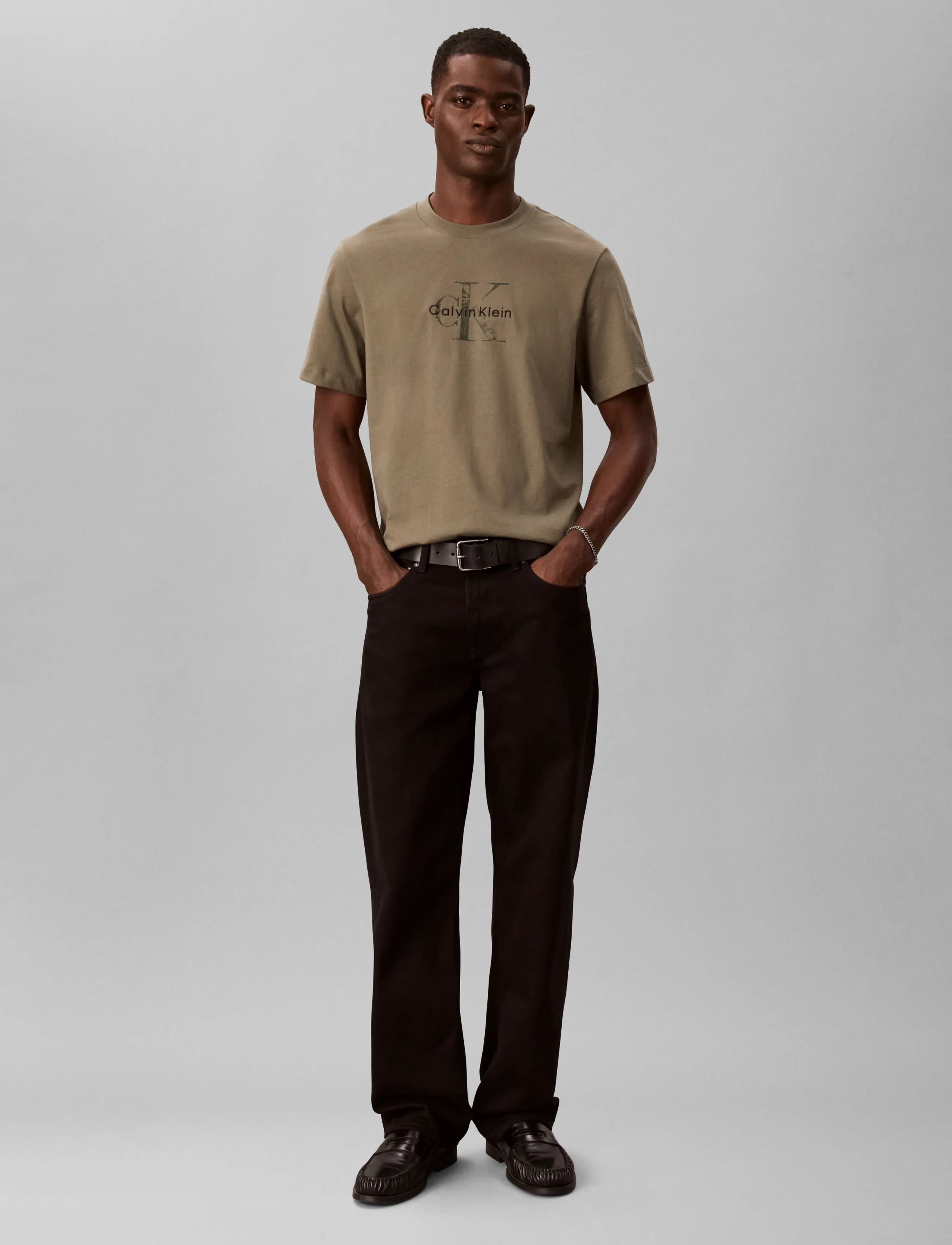 Calvin Klein Jeans SS 20s EZ Distressd Mnlgo Graphi - T-Shirts - DUSTY OLIVE / khaki/green