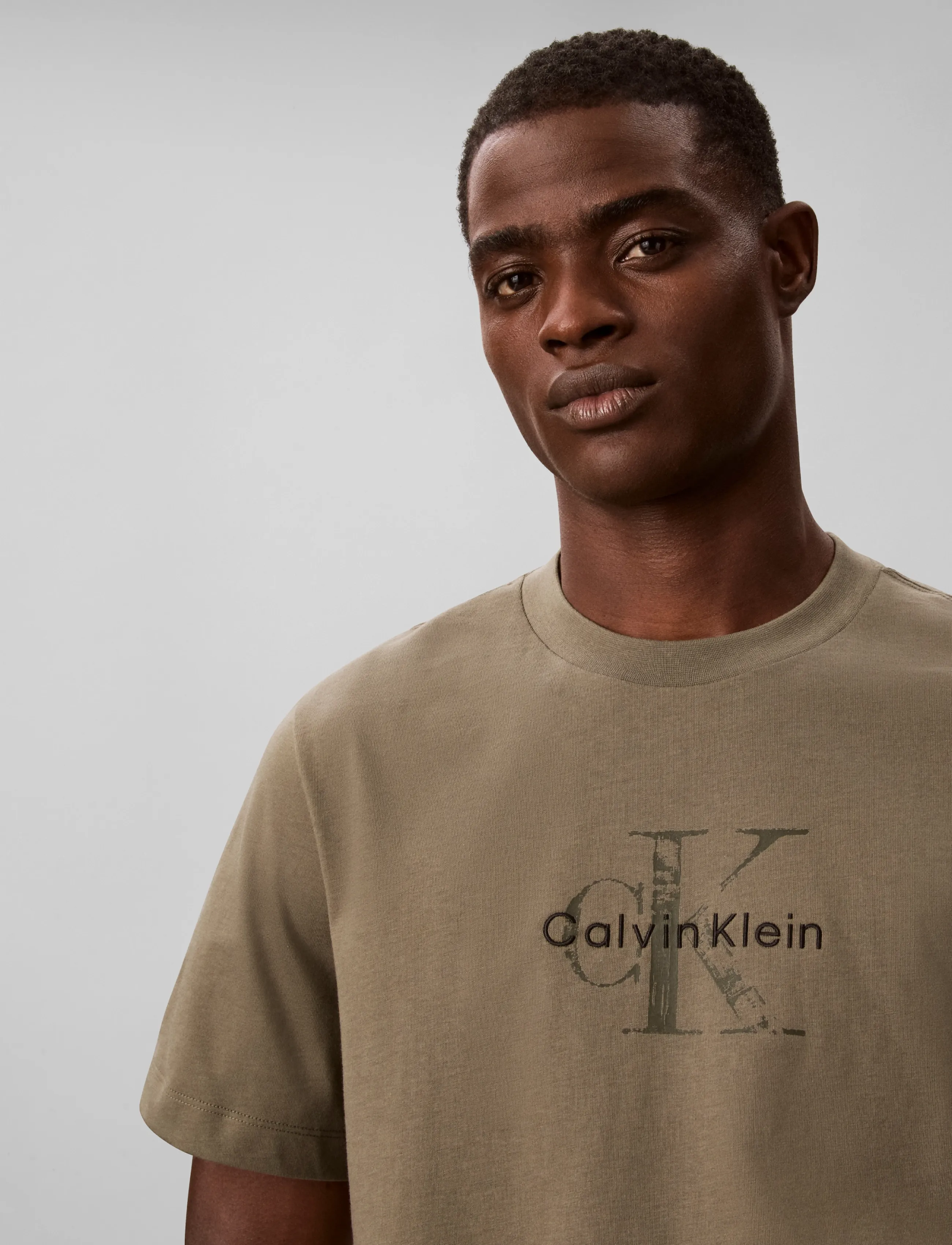 Calvin Klein Jeans - SS 20s EZ Distressd Mnlgo Graphi - kurzärmelige t-shirts - dusty olive - 4