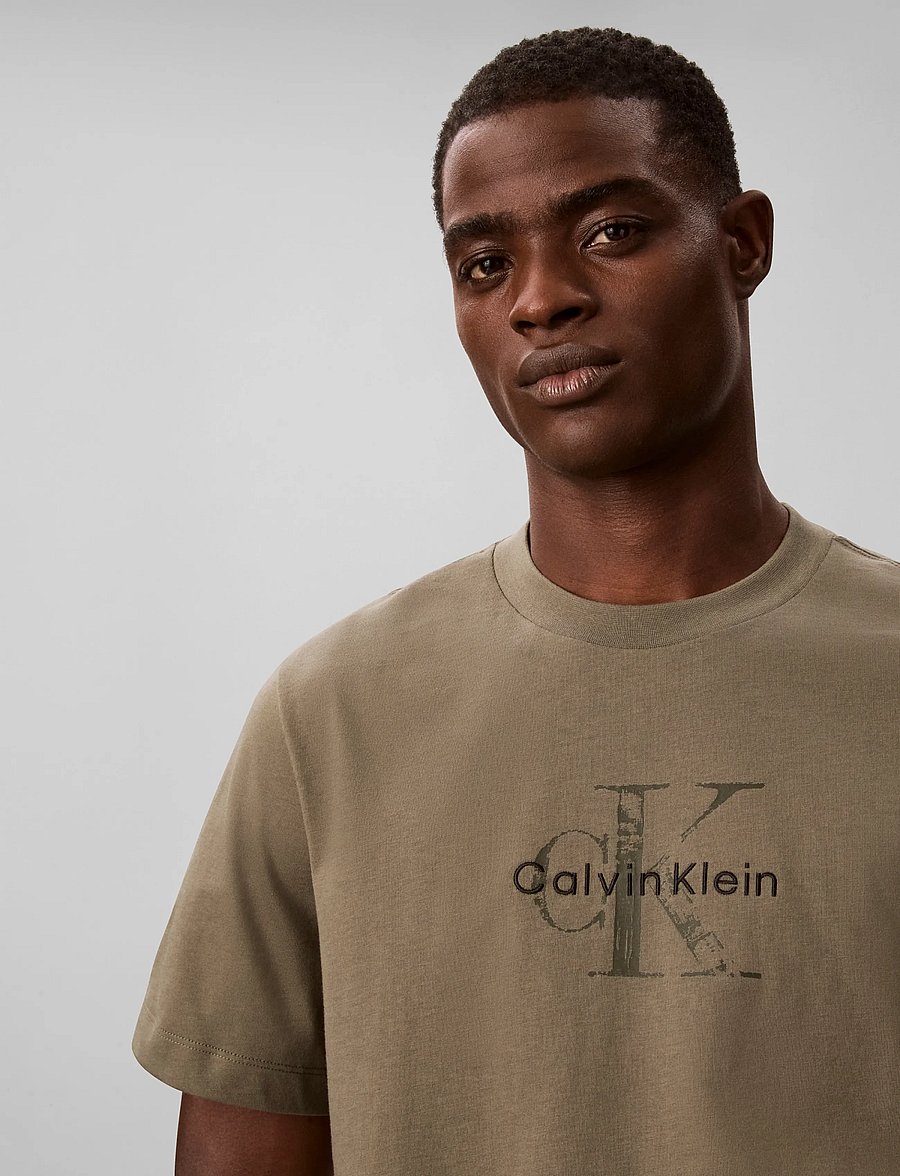 Calvin Klein Jeans - SS 20s EZ Distressd Mnlgo Graphi - kurzärmelige t-shirts - dusty olive - 4