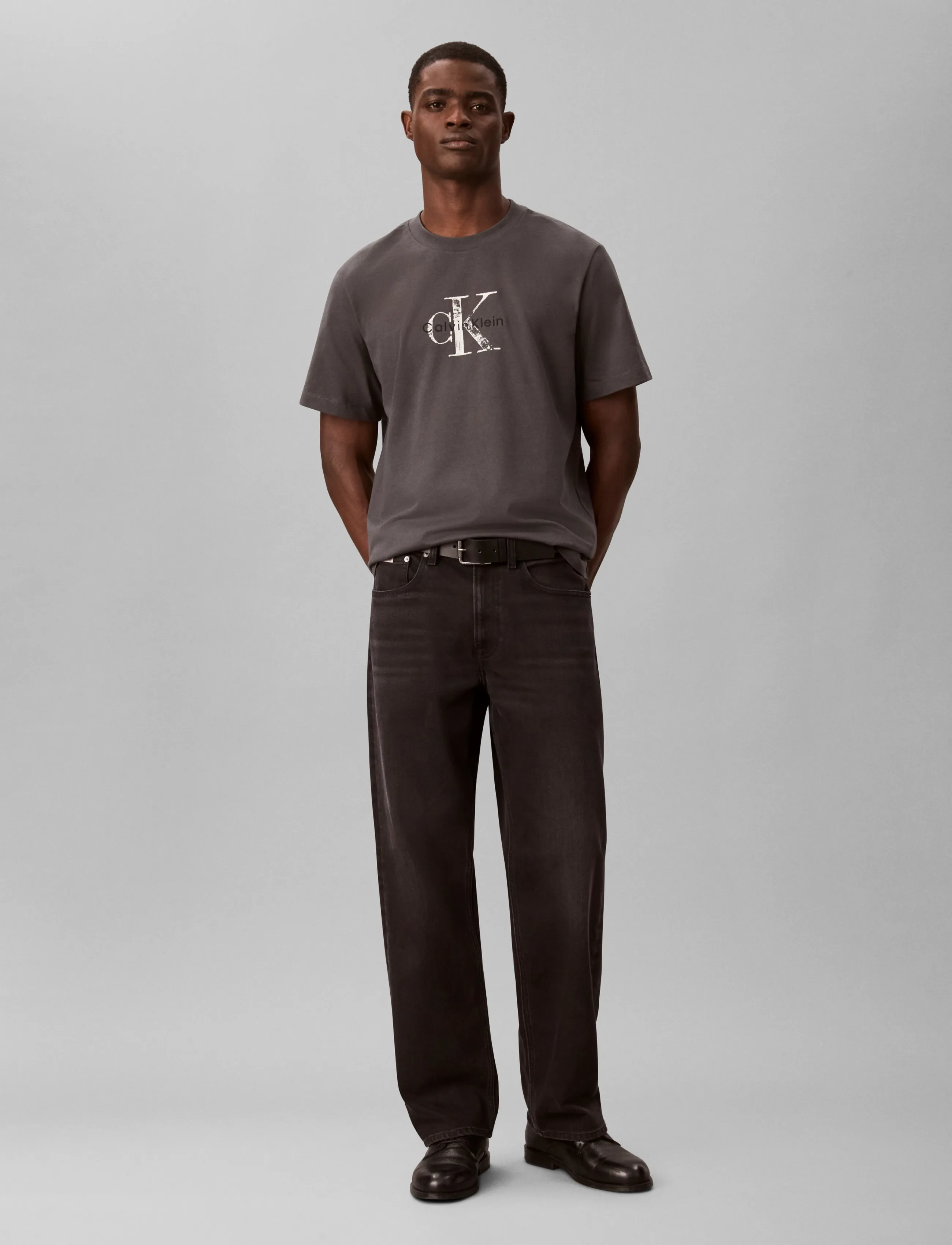 Calvin Klein Jeans SS 20s EZ Distressd Mnlgo Graphi - Kläder - VOLCANIC ASH / grey