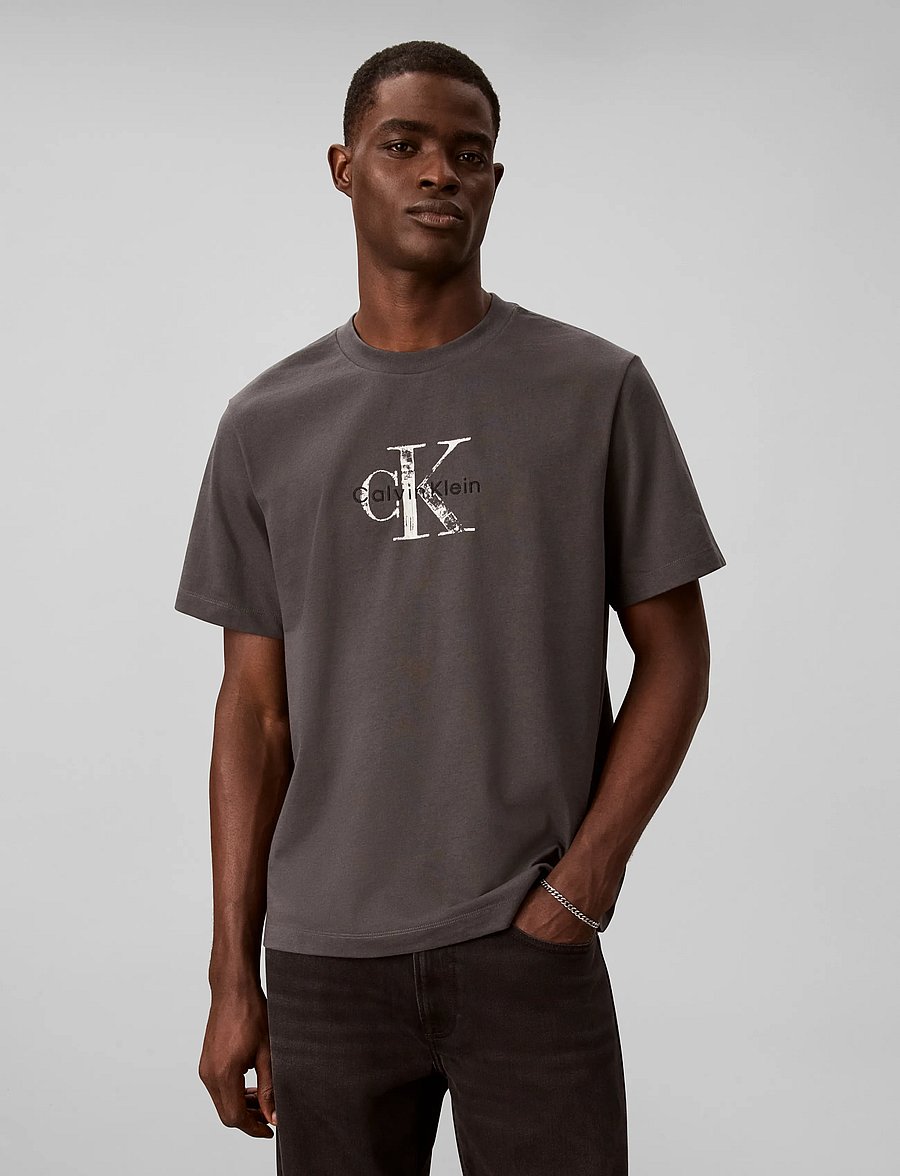 Calvin Klein Jeans - SS 20s EZ Distressd Mnlgo Graphi - kurzärmelige t-shirts - volcanic ash - 3