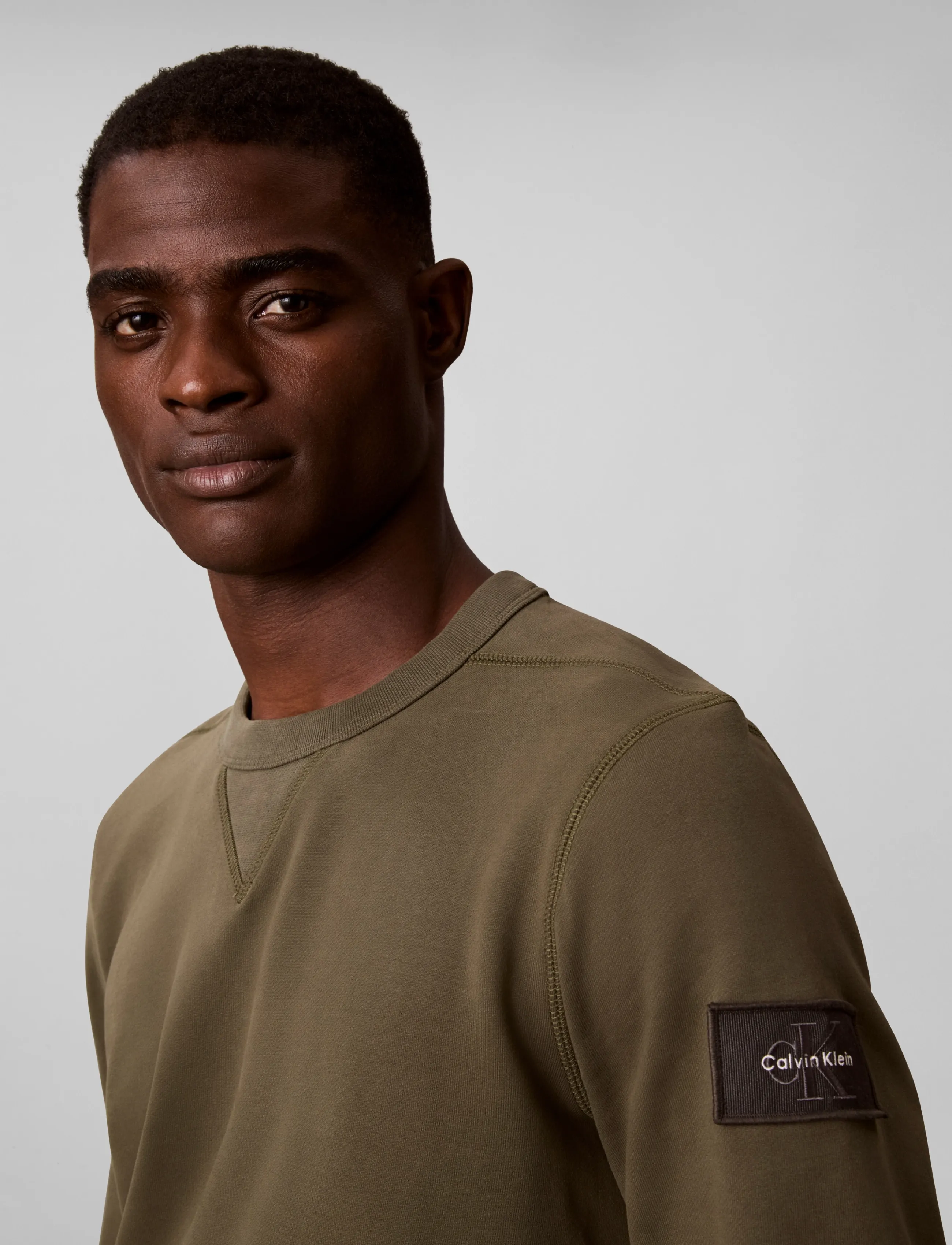 Calvin Klein Jeans - LS 350TERRY BADGE CN SWTSHRT - sweatshirts - olive night - 4