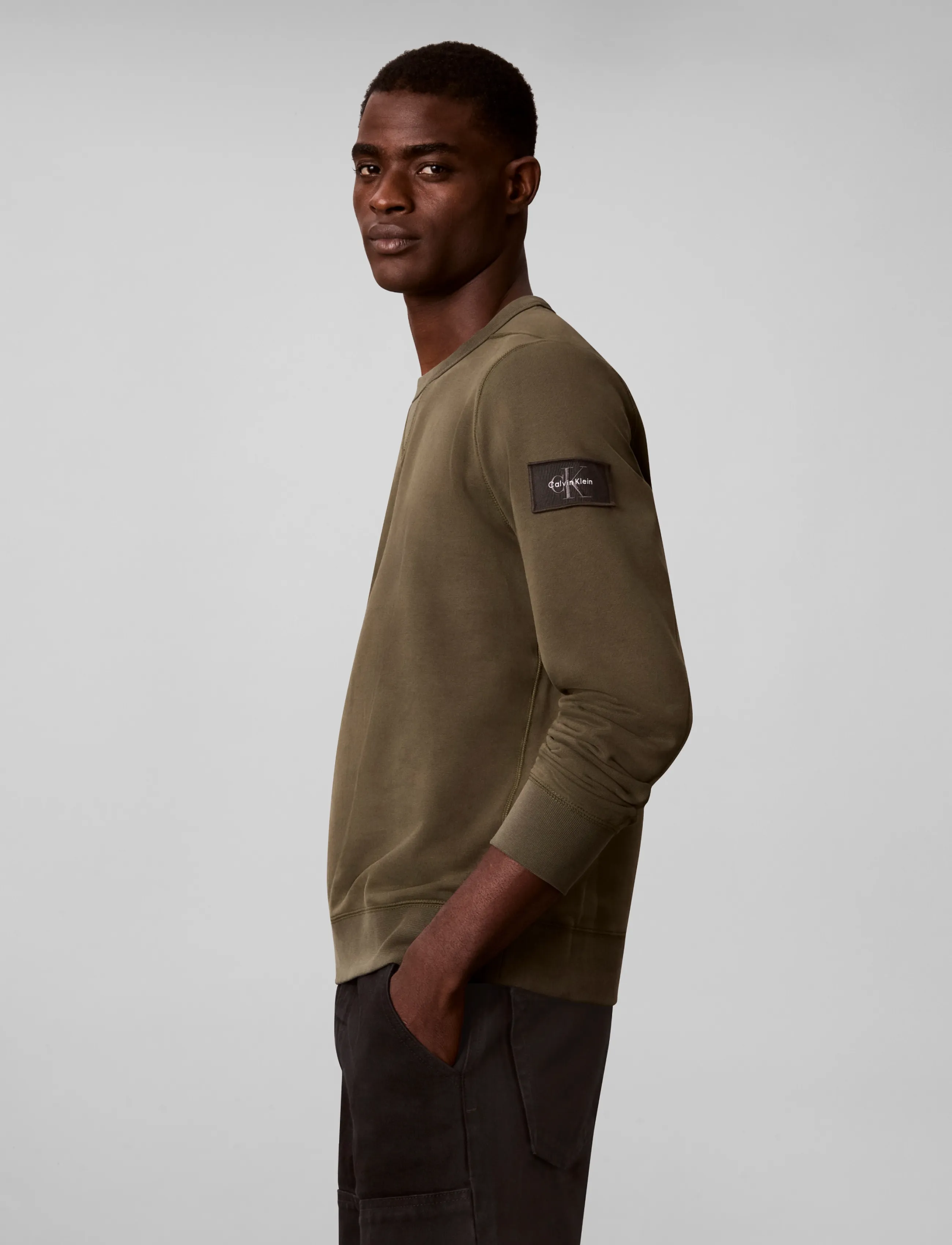 Calvin Klein Jeans - LS 350TERRY BADGE CN SWTSHRT - sweatshirts - olive night - 5
