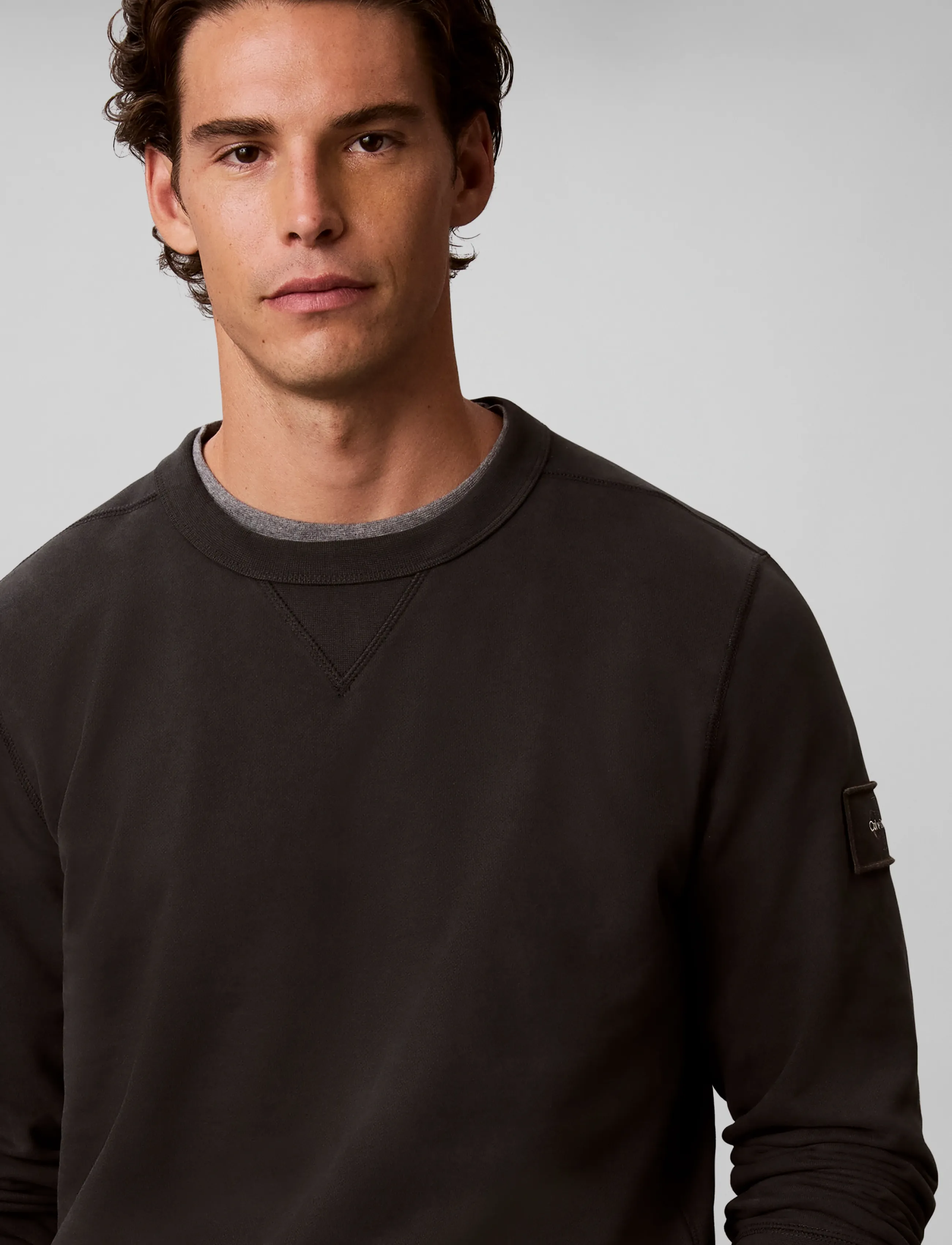 Calvin Klein Jeans - LS 350TERRY BADGE CN SWTSHRT - shoppa efter stil - pirate black - 4