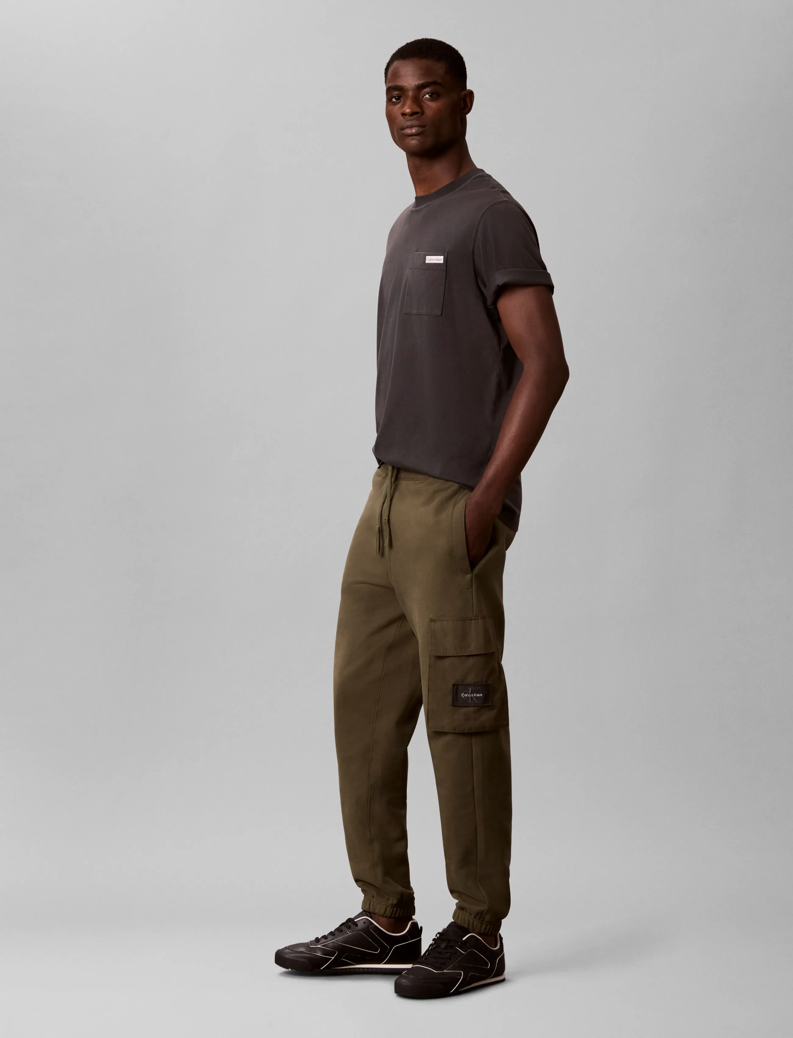 Calvin Klein Jeans - EU 350TERRY BADGE JOGGER - shop efter stil - olive night - 4