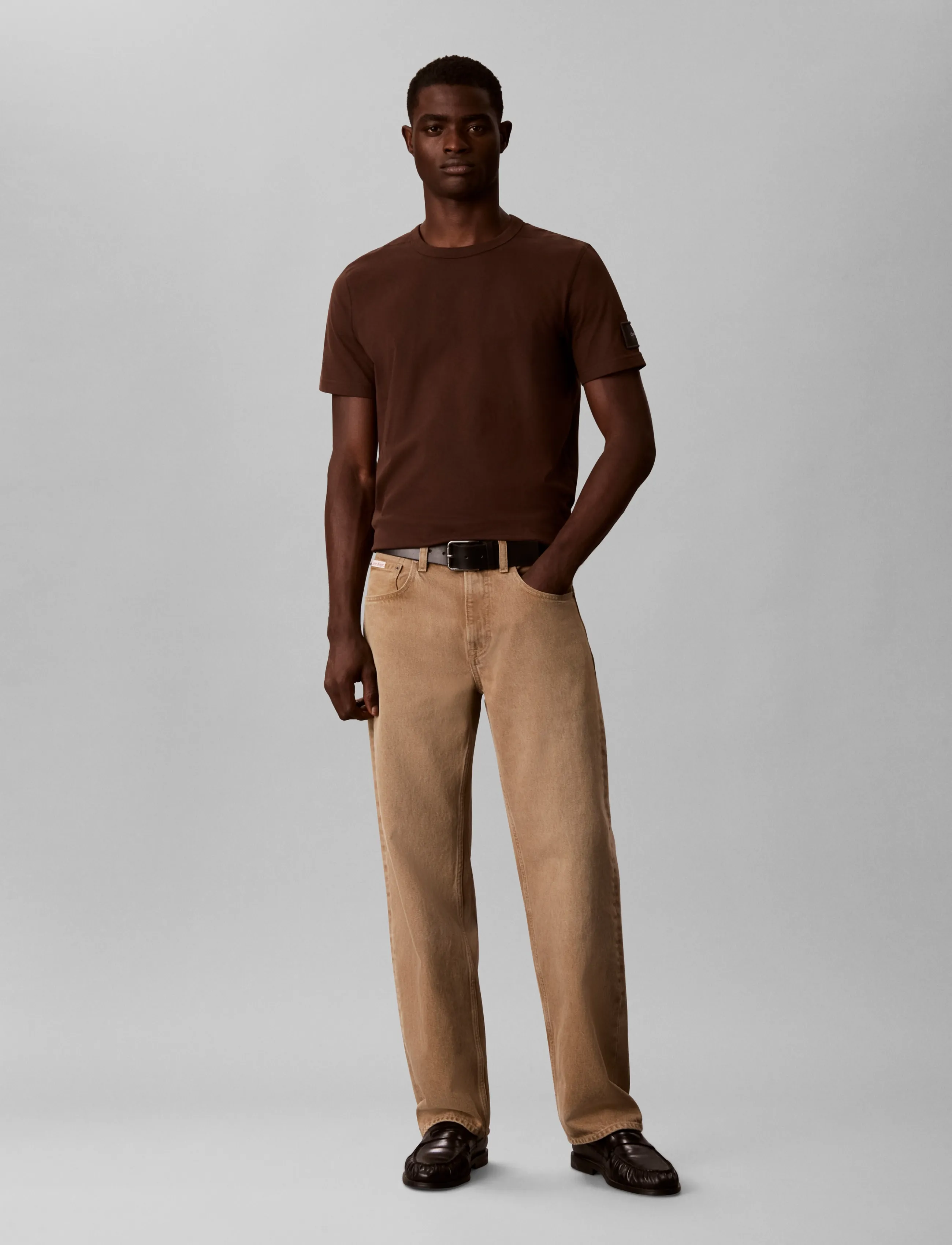 Calvin Klein Jeans SS CLSC SUEDED JERSEY BADGE TEE - Kurzärmelige T-Shirts - BROWN CORK / brown