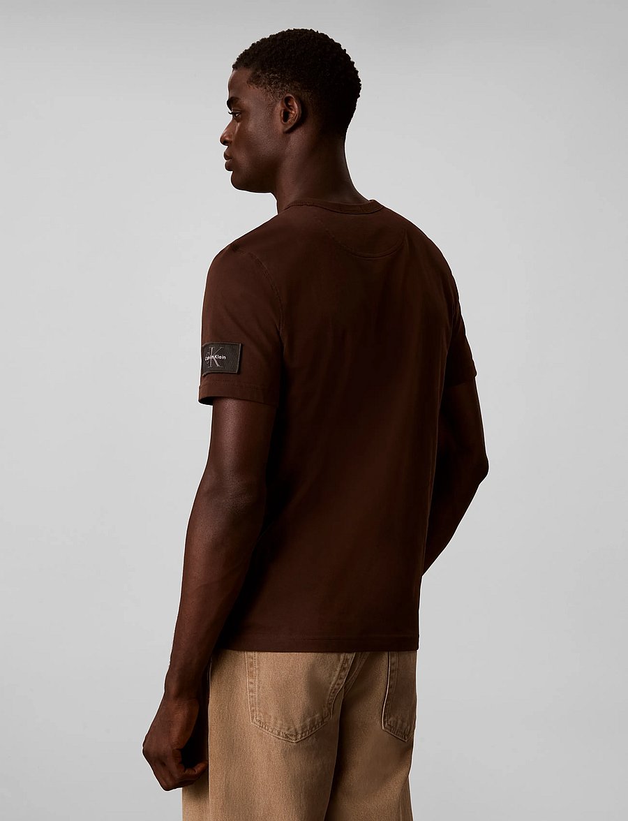 Calvin Klein Jeans - SS CLSC SUEDED JERSEY BADGE TEE - kurzärmelige t-shirts - brown cork - 2