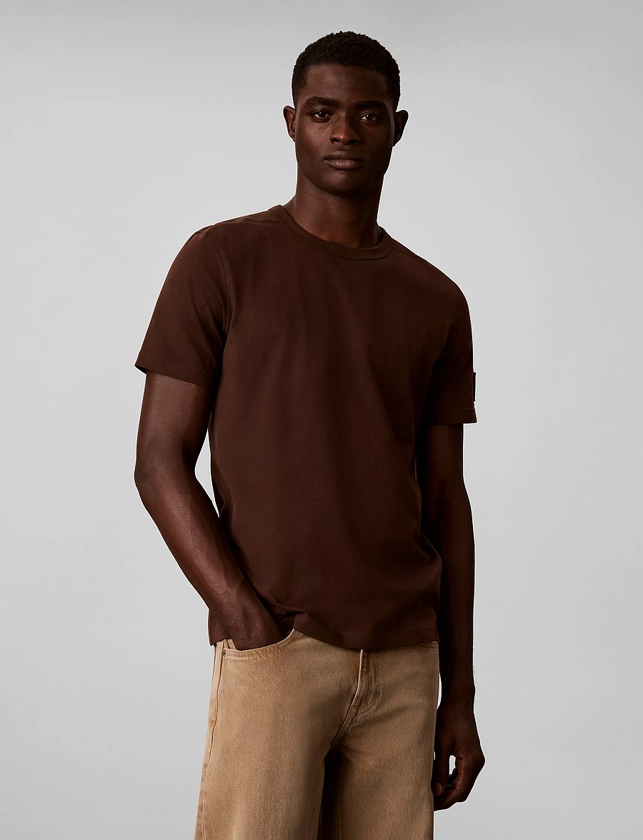 Calvin Klein Jeans - SS CLSC SUEDED JERSEY BADGE TEE - kurzärmelige t-shirts - brown cork - 3