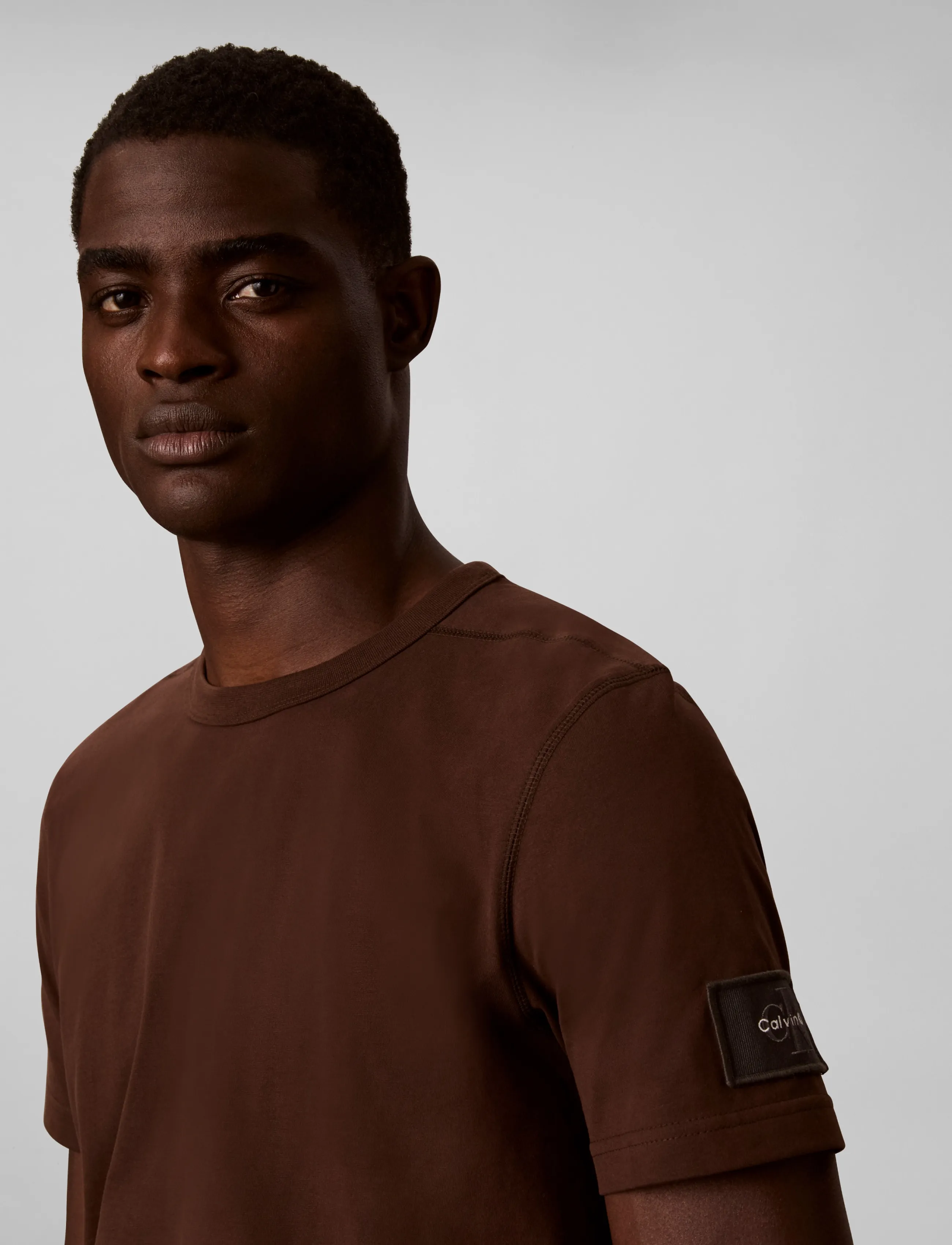 Calvin Klein Jeans - SS CLSC SUEDED JERSEY BADGE TEE - kurzärmelige t-shirts - brown cork - 4