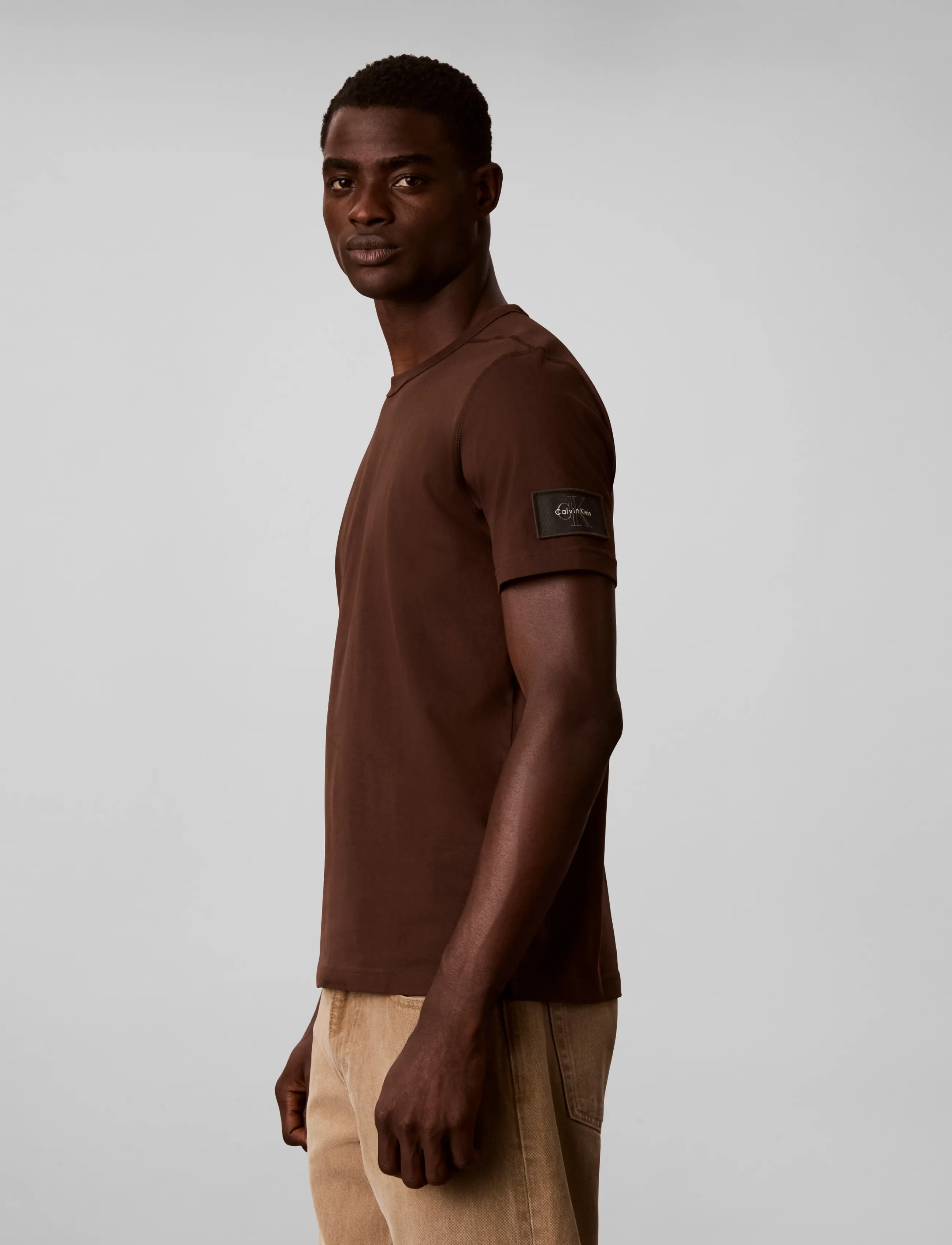 Calvin Klein Jeans - SS CLSC SUEDED JERSEY BADGE TEE - kurzärmelige t-shirts - brown cork - 5
