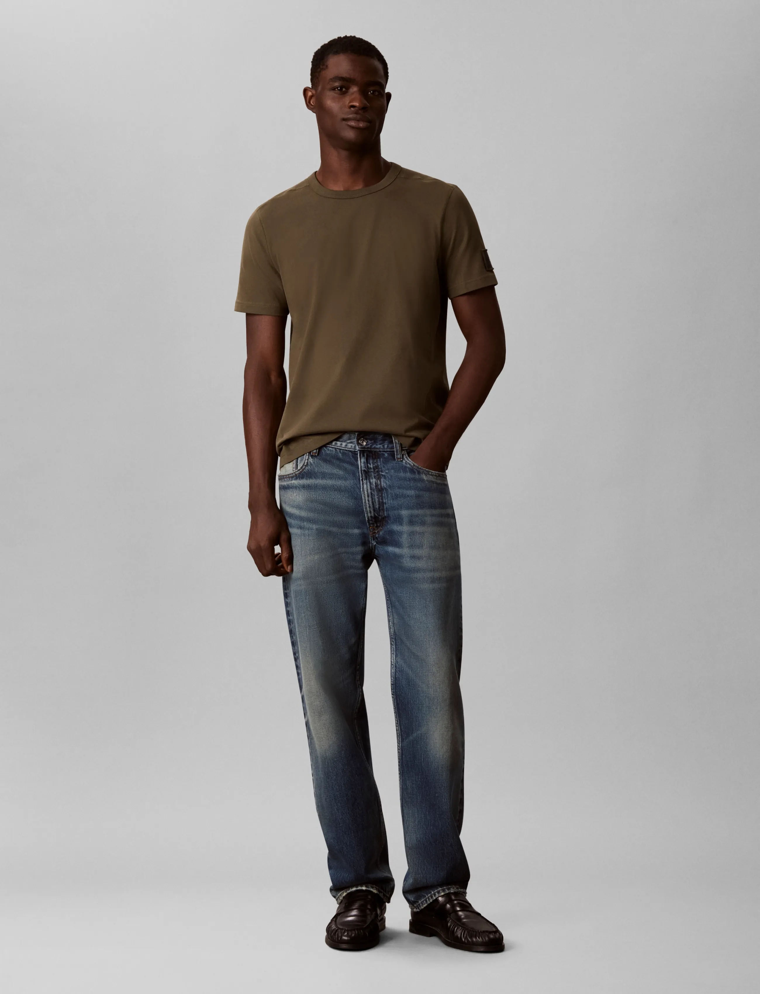 Calvin Klein Jeans SS CLSC SUEDED JERSEY BADGE TEE - T-Shirts - OLIVE NIGHT / khaki/green
