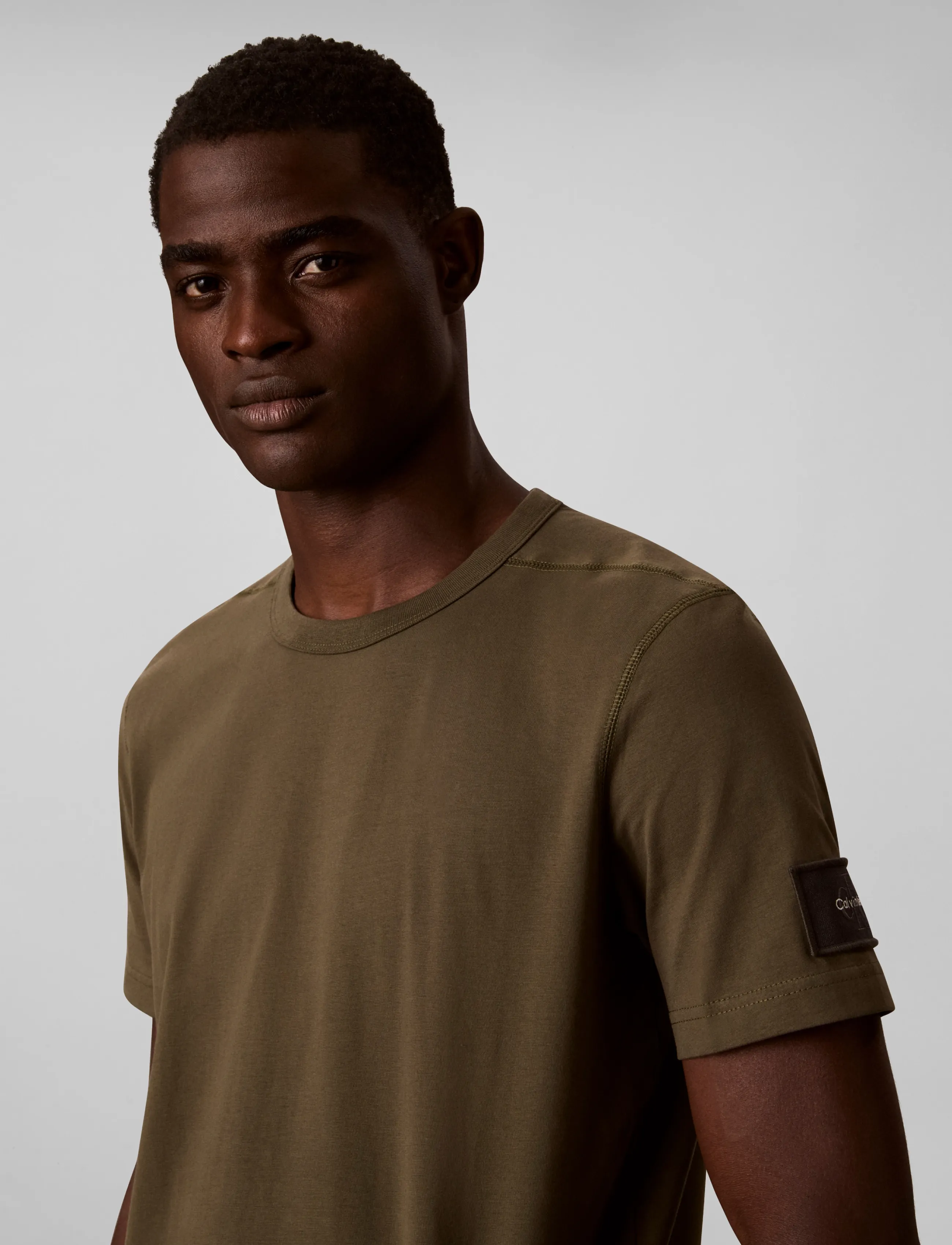 Calvin Klein Jeans - SS CLSC SUEDED JERSEY BADGE TEE - olive night - 4