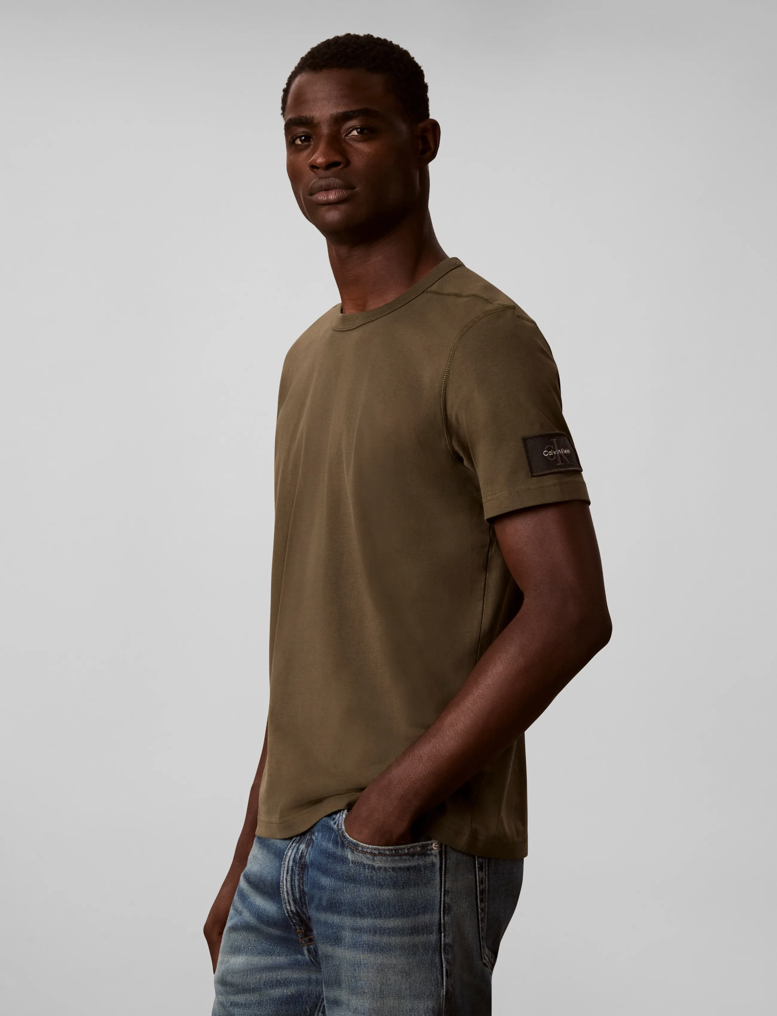 Calvin Klein Jeans - SS CLSC SUEDED JERSEY BADGE TEE - olive night - 5