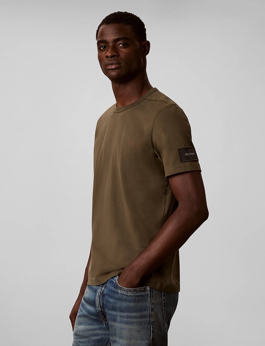 Calvin Klein Jeans - SS CLSC SUEDED JERSEY BADGE TEE - kurzärmelige t-shirts - olive night - 5