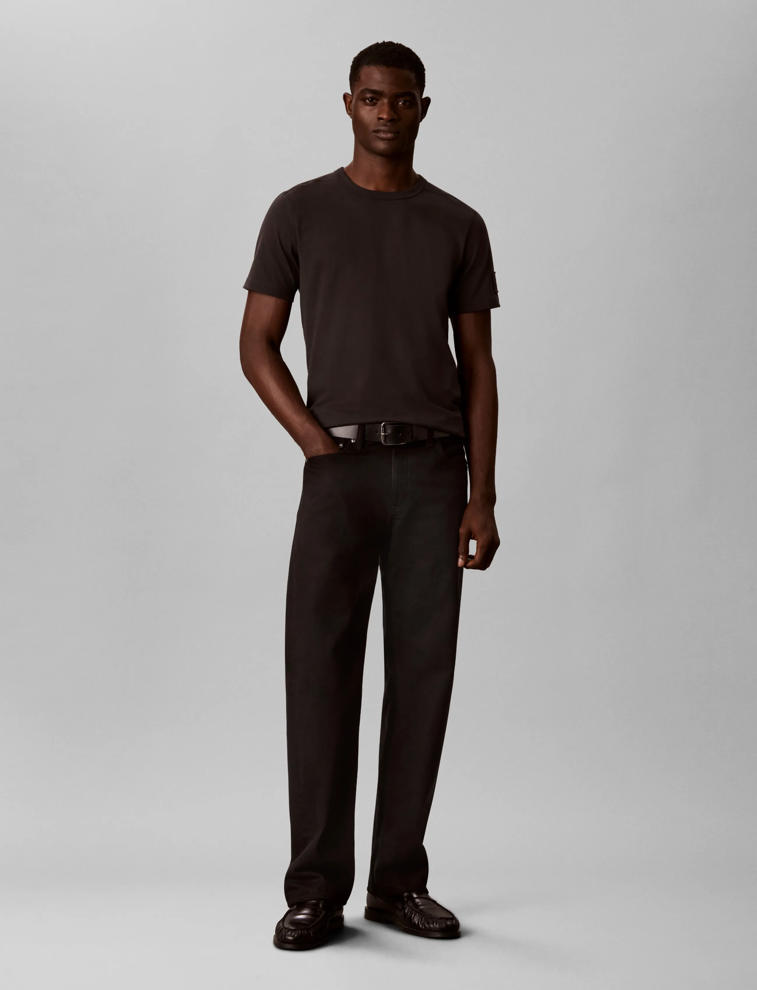 Calvin Klein Jeans SS CLSC SUEDED JERSEY BADGE TEE - Calvin Klein - PIRATE BLACK / burgundy