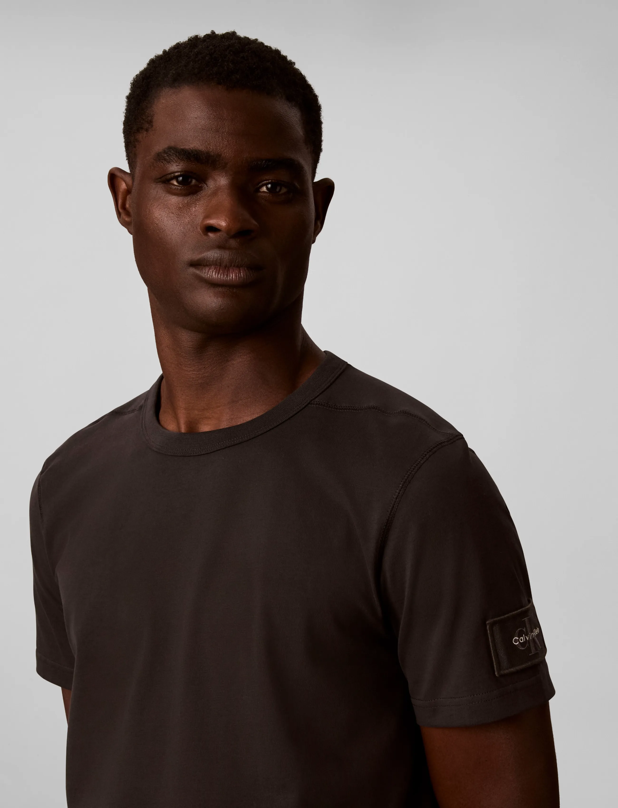Calvin Klein Jeans - SS CLSC SUEDED JERSEY BADGE TEE - kortärmade t-shirts - pirate black - 4
