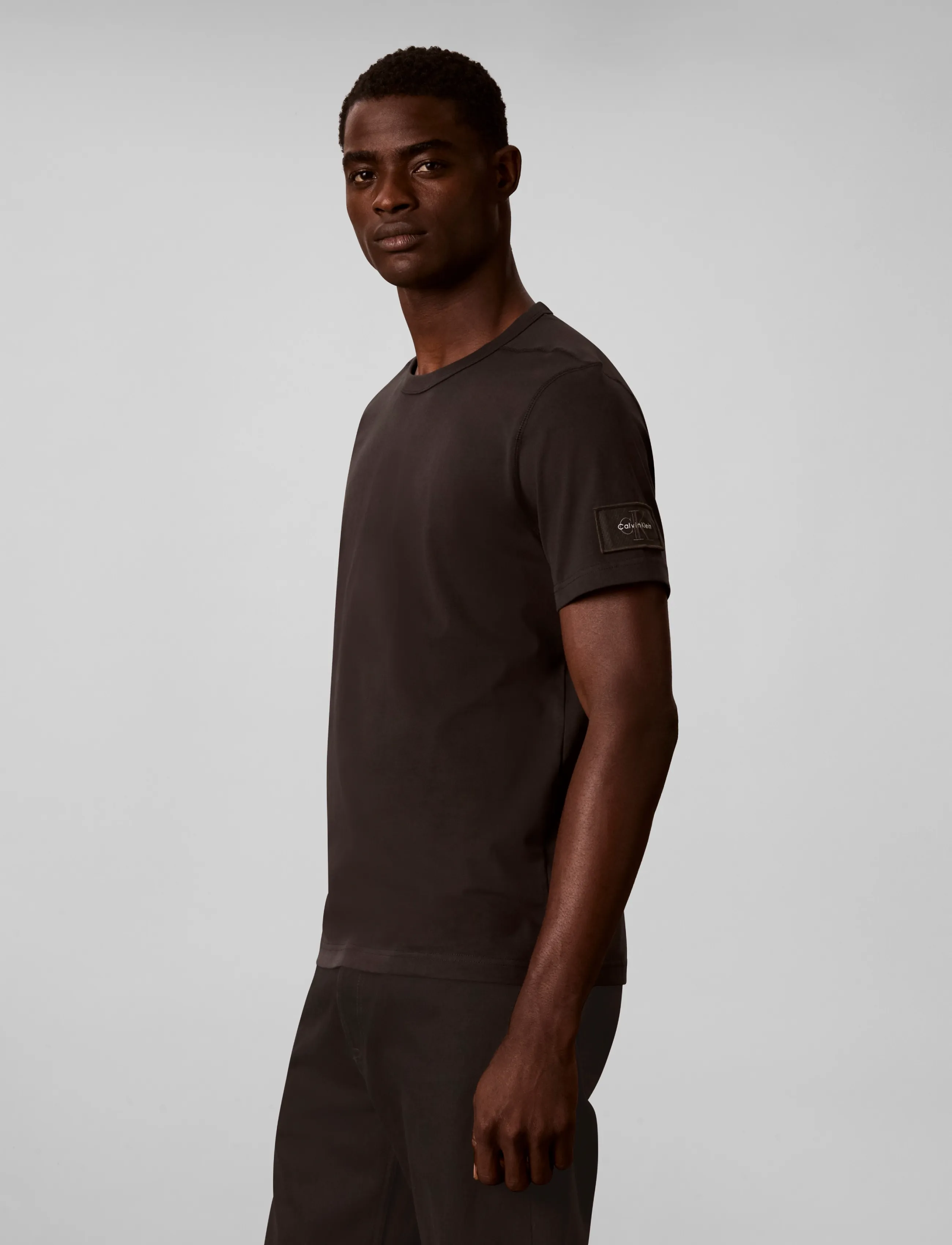 Calvin Klein Jeans - SS CLSC SUEDED JERSEY BADGE TEE - kortärmade t-shirts - pirate black - 5