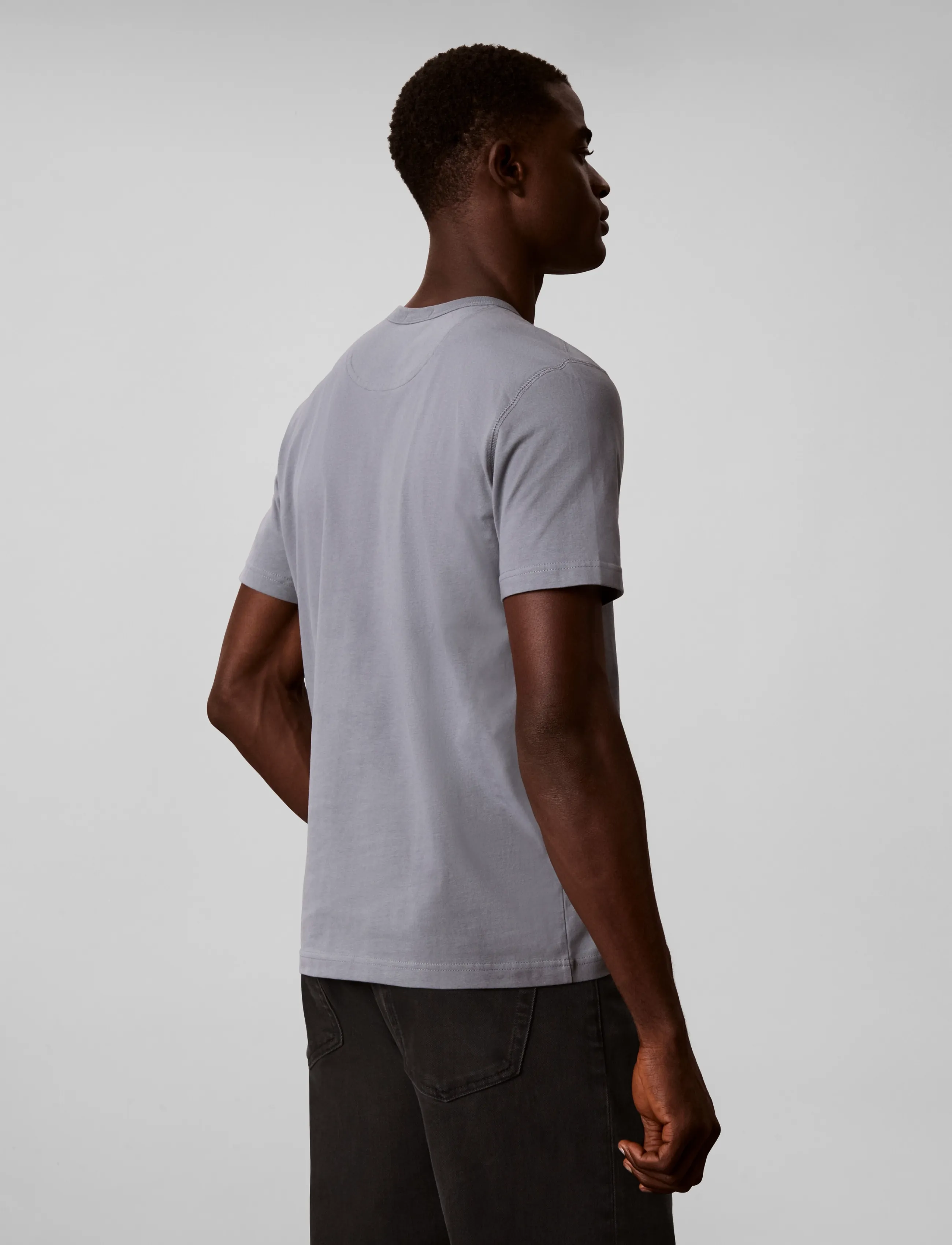 Calvin Klein Jeans - SS CLSC SUEDED JERSEY BADGE TEE - kurzärmelige t-shirts - steel gray - 2