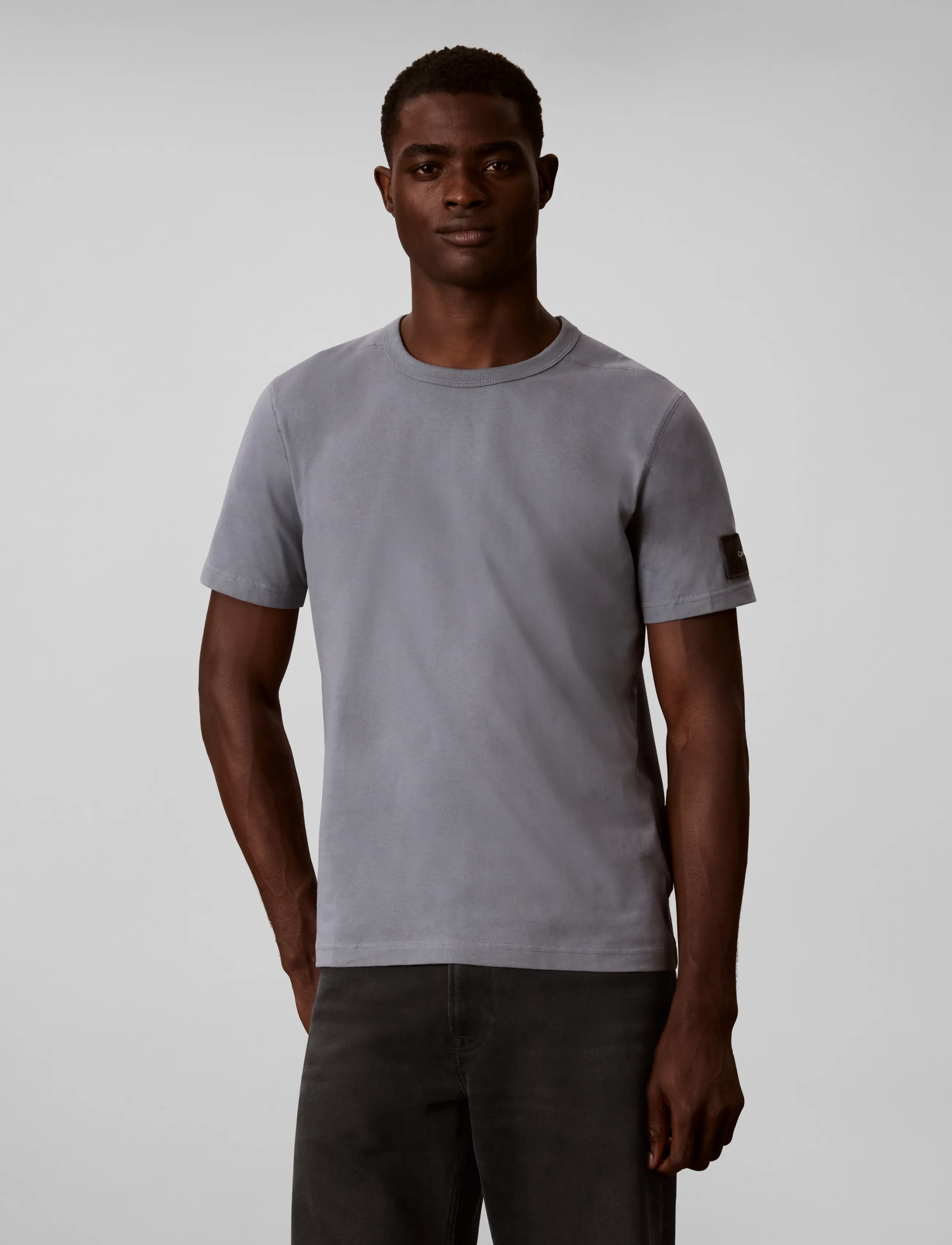 Calvin Klein Jeans - SS CLSC SUEDED JERSEY BADGE TEE - kurzärmelige t-shirts - steel gray - 3