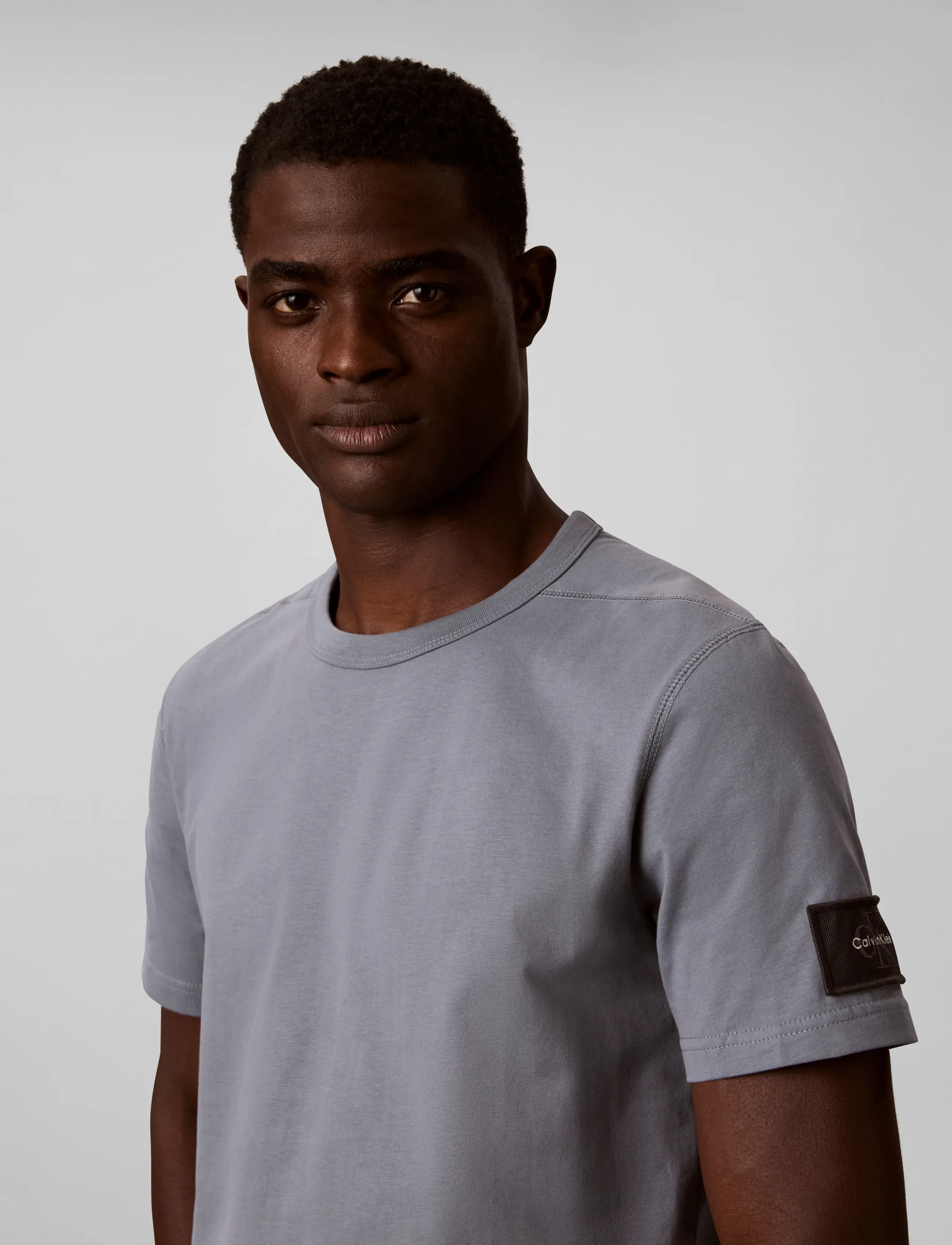 Calvin Klein Jeans - SS CLSC SUEDED JERSEY BADGE TEE - kurzärmelige t-shirts - steel gray - 4