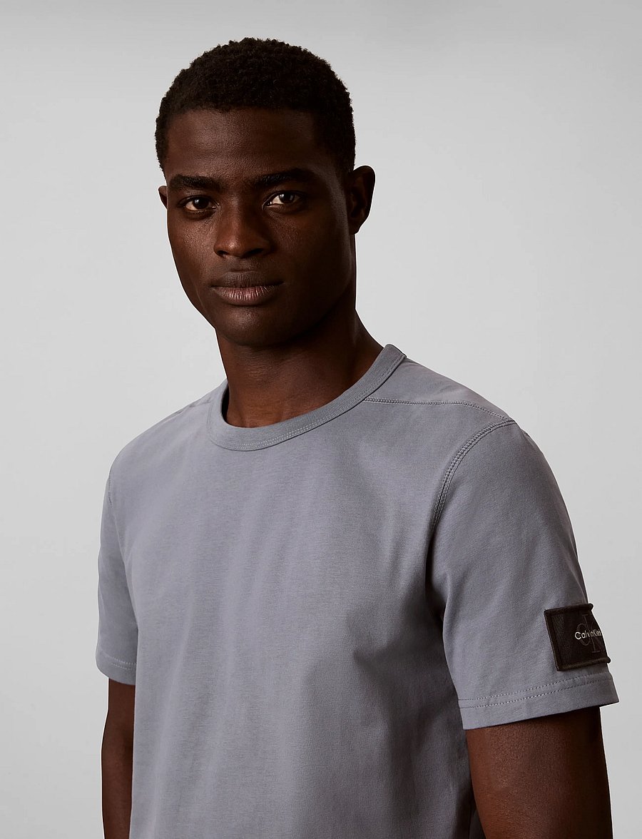 Calvin Klein Jeans - SS CLSC SUEDED JERSEY BADGE TEE - kurzärmelige t-shirts - steel gray - 4