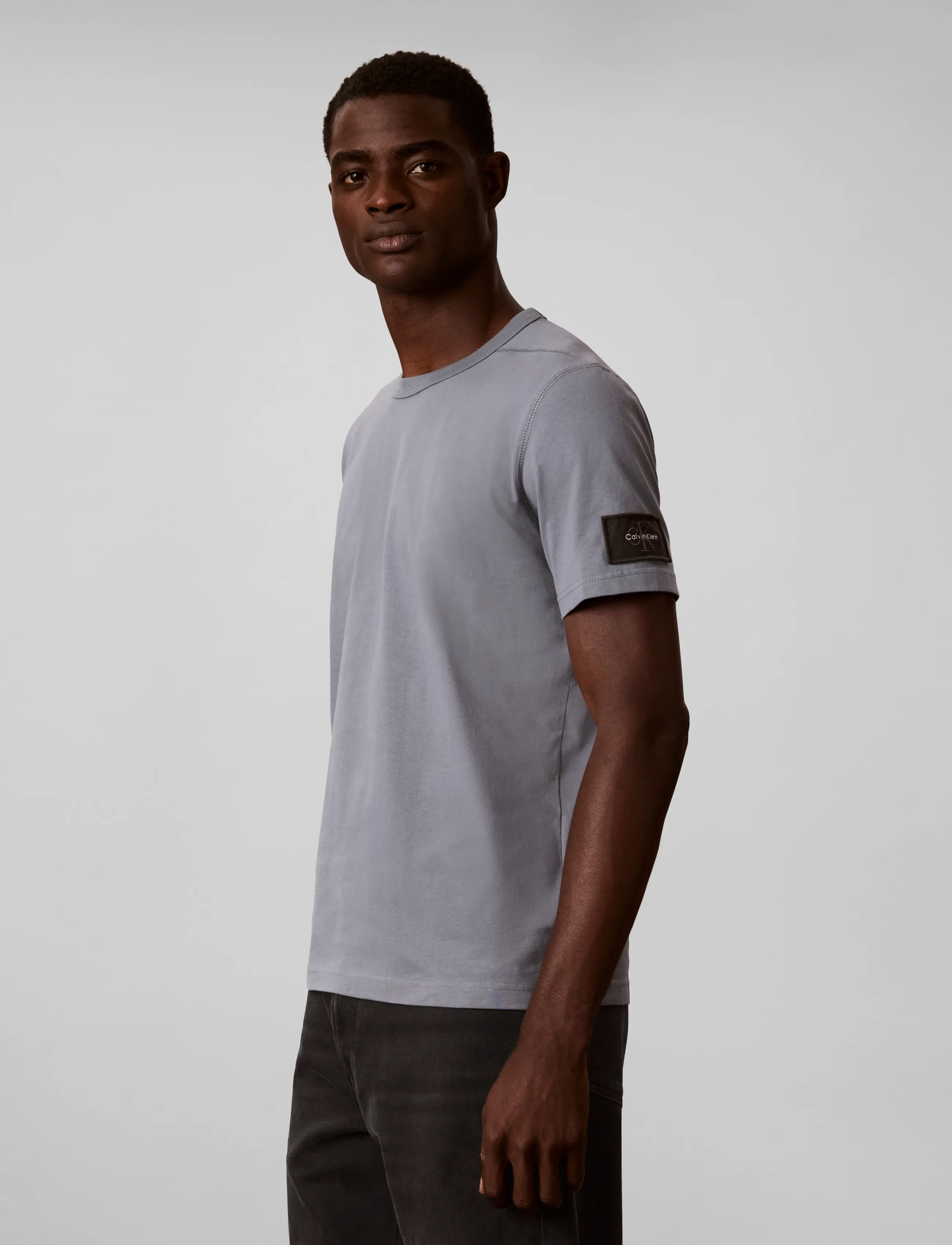 Calvin Klein Jeans - SS CLSC SUEDED JERSEY BADGE TEE - kurzärmelige t-shirts - steel gray - 5