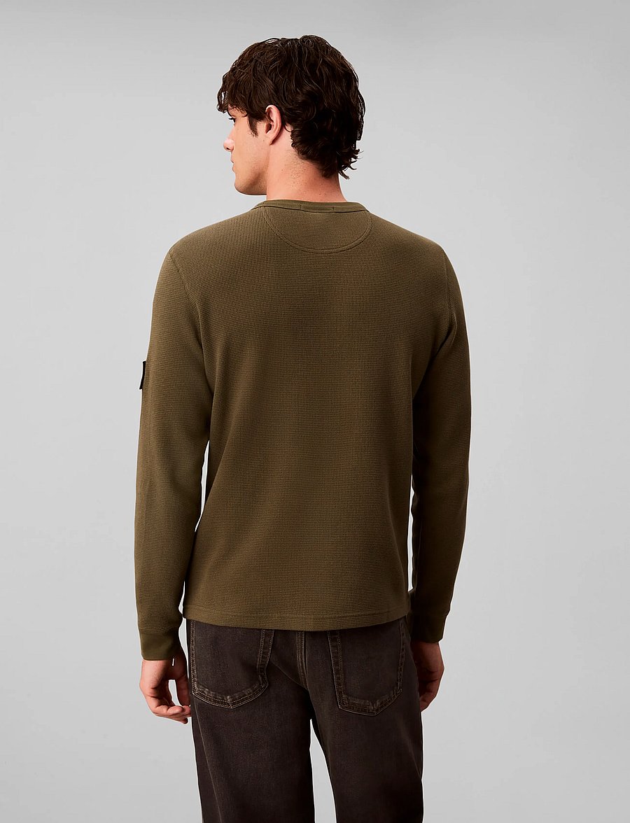 Calvin Klein Jeans - LS WAFFLE BADGE CREWNK TEE - langärmelige t-shirts - olive night - 2
