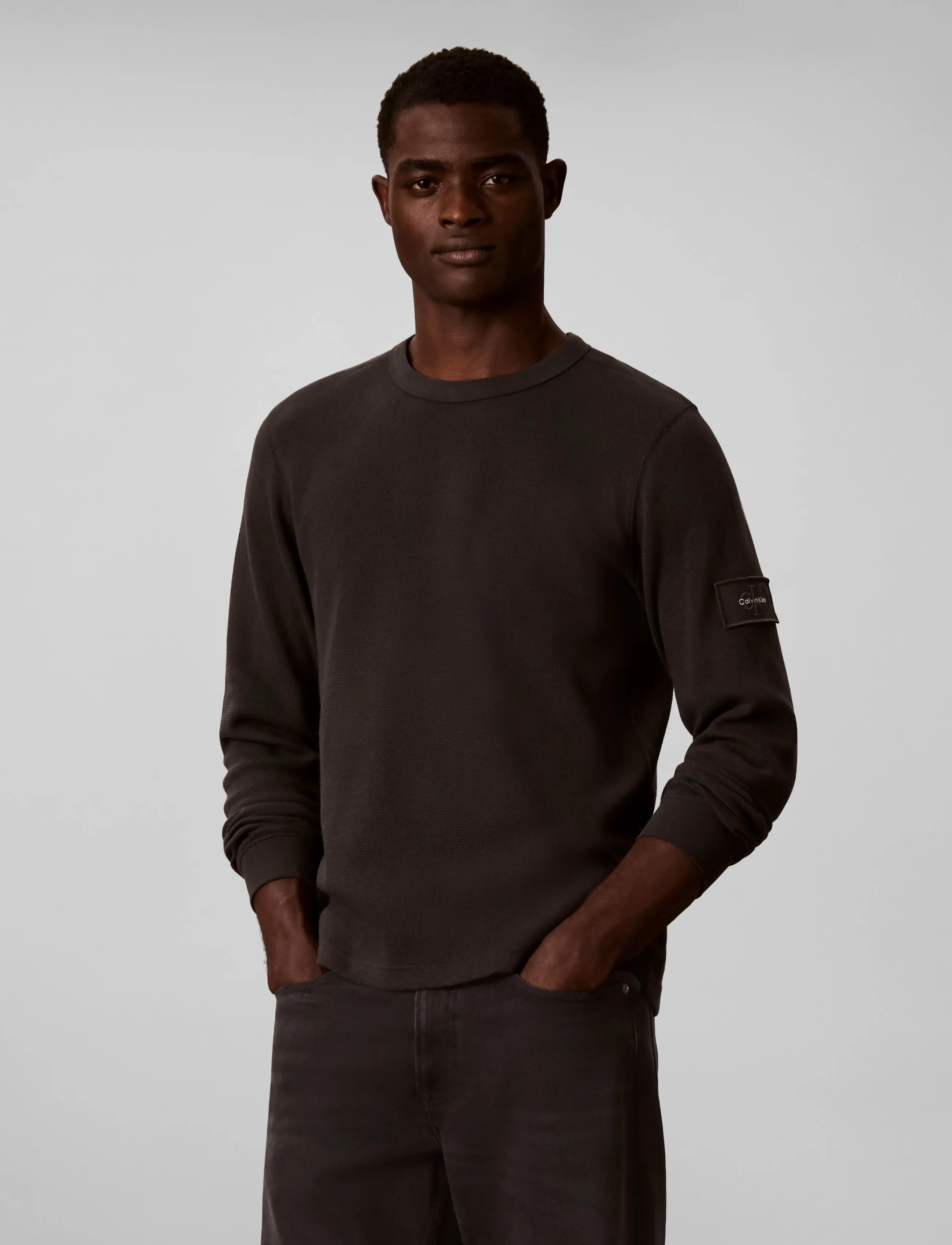 Calvin Klein Jeans - LS WAFFLE BADGE CREWNK TEE - langärmelige t-shirts - pirate black - 3