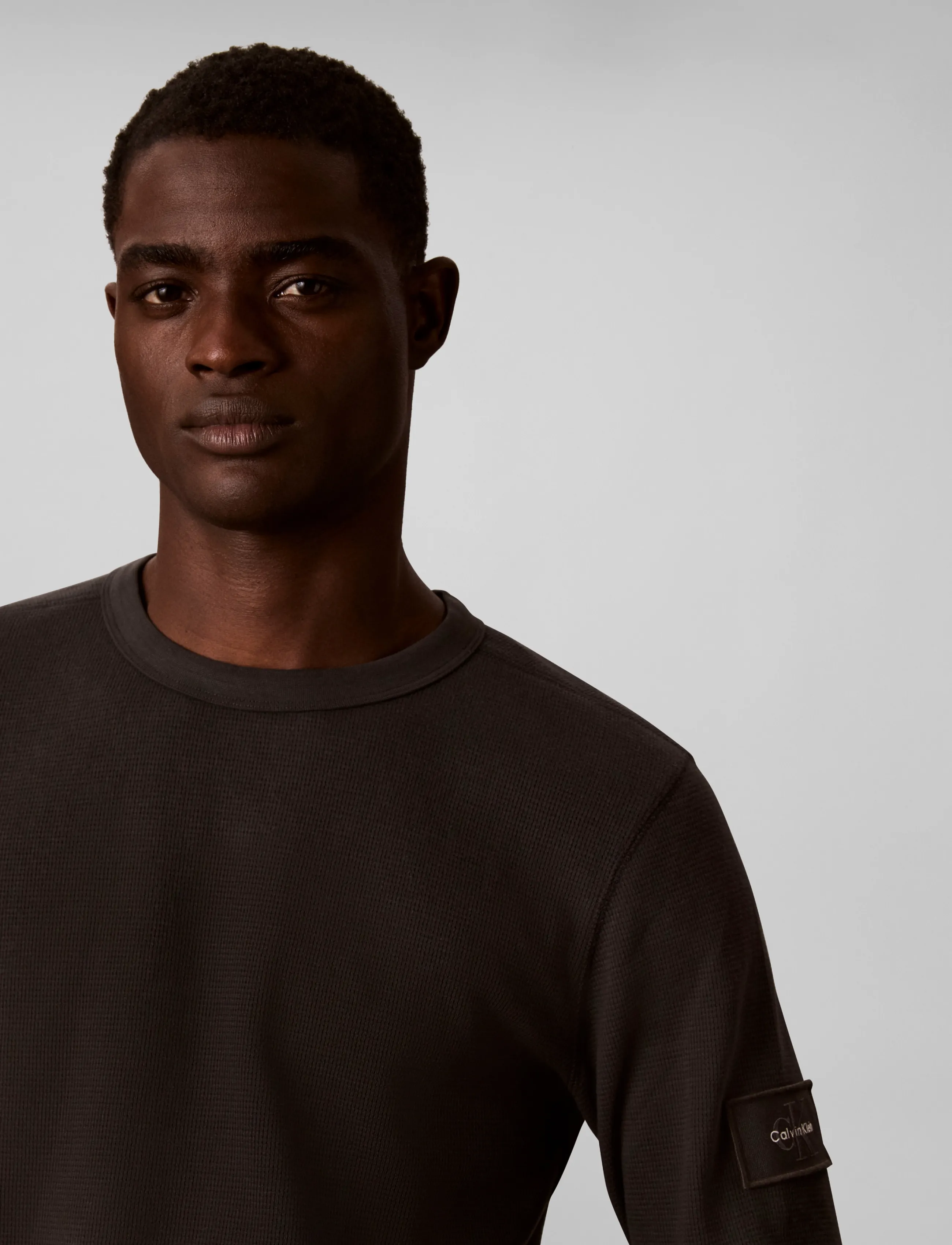 Calvin Klein Jeans - LS WAFFLE BADGE CREWNK TEE - langärmelige t-shirts - pirate black - 4